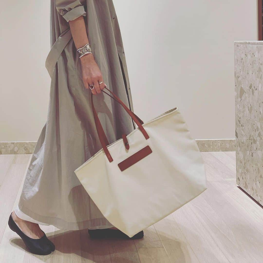 坪田あさみさんのインスタグラム写真 - (坪田あさみInstagram)「軽くてコーディネートしやすい上質なレザーバッグが、なんだかんだ一番使えるという話。  この春六本木ヒルズは新しい店舗がオープンしたり リニューアルしたりしていて見所が満載なのですが、 中でもこの春新たにオープンしたイタリアのレザーブランド 「フェリージ」に先日お邪魔してきました☺️  #bag @felisi_japan  フェリージは上質なレザーを中心とした クラフツマンシップあふれるバッグや 小物が充実しているのですが、軽くて丈夫、 コーディネートにも取り入れやすいという 私がバッグに求める必須条件を備えた アイテムが揃っているので、以前から気になっておりました。  そして一番気に入ったのが、写真1枚目の黒いトート。 あまりにベーシックな商品で恐縮ですが（笑）、 上質なレザー、シンプルなデザイン、たっぷり入る容量、 そして軽い、しゃれているという、 仕事で荷物が多い私のような人にとって、 なんだかんだいって一番出番が多いのは こういうバッグなのです。  さらに軽さを求めるなら、 ナイロン素材のものもおすすめ（写真4枚め）。 持ち手などにレザーを組み合わせているので高級感もばっちり。  ちなみにこのシリーズ、六本木ヒルズ店ではオープンを記念してピンクも限定でラインナップ（写真5枚目）。 こちらもかわいい💕  そしてICカードを入れたり、ワイヤレスイヤホンを入れたり する素敵なケースも発見（写真6、7枚目）。 こういうものにこそこだわりたいなーと改めて思いました🙌🏼  新しい季節が始まり、心機一転新しいバッグで 気合いを入れたい方はぜひ店舗まで足を運んでみてくださいね☺️  #大人カジュアル #大人カジュアルスタイル #大人カジュアルファッション #大人カジュアルコーデ #きれいめコーデ #大人カジュアルコーディネート #大人カジュアル服　#こなれ感 #こなれカジュアル #こなれ #こなれコーデ　#40代 #40代ファッション #40代コーデ　#50代 #50代ファッション #50代コーデ#Felisi #felisi #フェリージ #leather #レザー #newopen #bag #totebag #バッグ #トートバッグ #六本木ヒルズ #pr」5月8日 21時16分 - asamit1201
