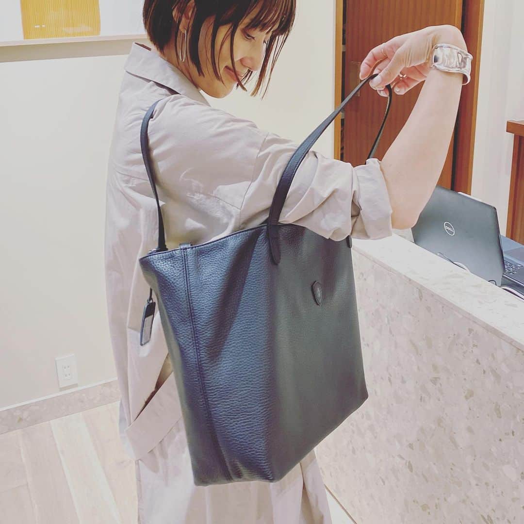 坪田あさみさんのインスタグラム写真 - (坪田あさみInstagram)「軽くてコーディネートしやすい上質なレザーバッグが、なんだかんだ一番使えるという話。  この春六本木ヒルズは新しい店舗がオープンしたり リニューアルしたりしていて見所が満載なのですが、 中でもこの春新たにオープンしたイタリアのレザーブランド 「フェリージ」に先日お邪魔してきました☺️  #bag @felisi_japan  フェリージは上質なレザーを中心とした クラフツマンシップあふれるバッグや 小物が充実しているのですが、軽くて丈夫、 コーディネートにも取り入れやすいという 私がバッグに求める必須条件を備えた アイテムが揃っているので、以前から気になっておりました。  そして一番気に入ったのが、写真1枚目の黒いトート。 あまりにベーシックな商品で恐縮ですが（笑）、 上質なレザー、シンプルなデザイン、たっぷり入る容量、 そして軽い、しゃれているという、 仕事で荷物が多い私のような人にとって、 なんだかんだいって一番出番が多いのは こういうバッグなのです。  さらに軽さを求めるなら、 ナイロン素材のものもおすすめ（写真4枚め）。 持ち手などにレザーを組み合わせているので高級感もばっちり。  ちなみにこのシリーズ、六本木ヒルズ店ではオープンを記念してピンクも限定でラインナップ（写真5枚目）。 こちらもかわいい💕  そしてICカードを入れたり、ワイヤレスイヤホンを入れたり する素敵なケースも発見（写真6、7枚目）。 こういうものにこそこだわりたいなーと改めて思いました🙌🏼  新しい季節が始まり、心機一転新しいバッグで 気合いを入れたい方はぜひ店舗まで足を運んでみてくださいね☺️  #大人カジュアル #大人カジュアルスタイル #大人カジュアルファッション #大人カジュアルコーデ #きれいめコーデ #大人カジュアルコーディネート #大人カジュアル服　#こなれ感 #こなれカジュアル #こなれ #こなれコーデ　#40代 #40代ファッション #40代コーデ　#50代 #50代ファッション #50代コーデ#Felisi #felisi #フェリージ #leather #レザー #newopen #bag #totebag #バッグ #トートバッグ #六本木ヒルズ #pr」5月8日 21時16分 - asamit1201