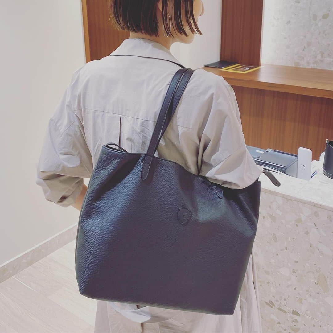 坪田あさみのインスタグラム：「軽くてコーディネートしやすい上質なレザーバッグが、なんだかんだ一番使えるという話。  この春六本木ヒルズは新しい店舗がオープンしたり リニューアルしたりしていて見所が満載なのですが、 中でもこの春新たにオープンしたイタリアのレザーブランド 「フェリージ」に先日お邪魔してきました☺️  #bag @felisi_japan  フェリージは上質なレザーを中心とした クラフツマンシップあふれるバッグや 小物が充実しているのですが、軽くて丈夫、 コーディネートにも取り入れやすいという 私がバッグに求める必須条件を備えた アイテムが揃っているので、以前から気になっておりました。  そして一番気に入ったのが、写真1枚目の黒いトート。 あまりにベーシックな商品で恐縮ですが（笑）、 上質なレザー、シンプルなデザイン、たっぷり入る容量、 そして軽い、しゃれているという、 仕事で荷物が多い私のような人にとって、 なんだかんだいって一番出番が多いのは こういうバッグなのです。  さらに軽さを求めるなら、 ナイロン素材のものもおすすめ（写真4枚め）。 持ち手などにレザーを組み合わせているので高級感もばっちり。  ちなみにこのシリーズ、六本木ヒルズ店ではオープンを記念してピンクも限定でラインナップ（写真5枚目）。 こちらもかわいい💕  そしてICカードを入れたり、ワイヤレスイヤホンを入れたり する素敵なケースも発見（写真6、7枚目）。 こういうものにこそこだわりたいなーと改めて思いました🙌🏼  新しい季節が始まり、心機一転新しいバッグで 気合いを入れたい方はぜひ店舗まで足を運んでみてくださいね☺️  #大人カジュアル #大人カジュアルスタイル #大人カジュアルファッション #大人カジュアルコーデ #きれいめコーデ #大人カジュアルコーディネート #大人カジュアル服　#こなれ感 #こなれカジュアル #こなれ #こなれコーデ　#40代 #40代ファッション #40代コーデ　#50代 #50代ファッション #50代コーデ#Felisi #felisi #フェリージ #leather #レザー #newopen #bag #totebag #バッグ #トートバッグ #六本木ヒルズ #pr」