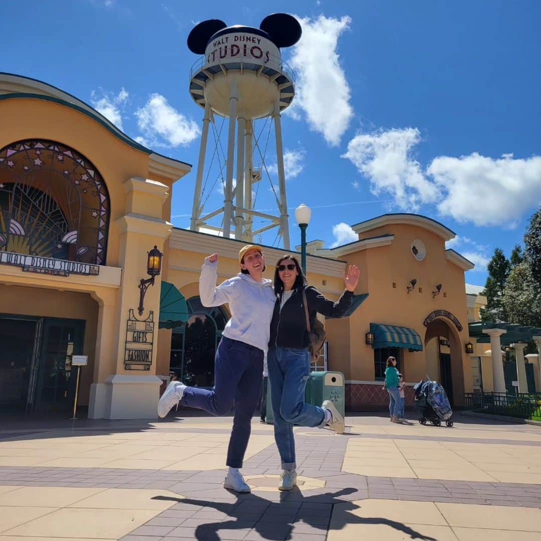 カースティ・ギルモアのインスタグラム：「Okay, okay. The Disney hype is real ✨️  Genuinely had the best time at Disneyland Paris with this lovely bunch. Lil Freya was an angel 🥰 Nice to be off court for a few days but back to reality of training today 🥲🤭  (Shout out to @puresport muscle and joint balm for nursing my knees through 20,000+ steps per day and endless queuing 👀🙏🏼)」