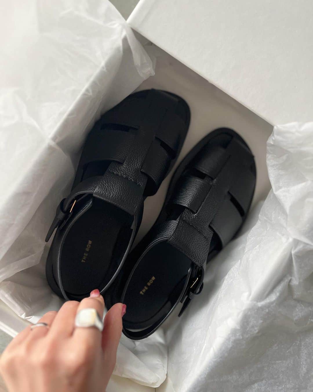 のインスタグラム：「@maisontherow ♥  いつもサイズが中々なくやっと出逢えた🥹 ありがとうが溢れながら一年中愛用させていただきます🙏🏻✨🎁🥸  #therow  #therowshoes #グルカサンダル  #fishermansandals」