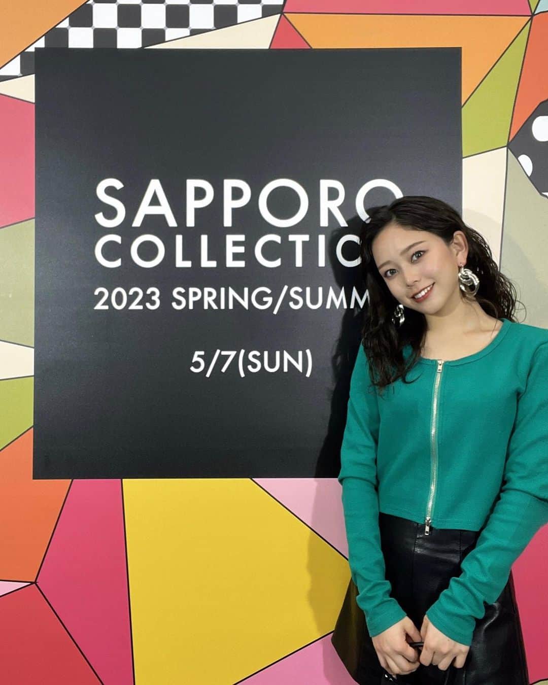 のインスタグラム：「札幌コレクションありがとうございました💫💫  いつもの私とは違うかっこいいヘアメイクと衣装で歩くランウェイは本当に緊張しましたが、紫のライトを振ってくれる沢山の観客のみなさんや音楽で本当に楽しかったです💜  上手く歩けなかったかな、と少し悔しい思いもしましたが本当にいい経験になりました☺️  メイクルームから見えた夕焼けがとっても綺麗で癒されたので写真をパシャリ📸  北海道にきたら！！絶対食べようと思っていた味噌ラーメン🍜 #札幌の味噌ラーメン #すみれ さんに🚶‍♀️ 気温は7℃、寒い中夜食べたラーメンは最高でした。。  次は絶対お寿司食べる！！🍣  札幌の雰囲気すごく好きだったなあ また旅行でも行きたい☺  #札幌コレクション #札幌コレクション2023 #sapporocollection #札コレ #札幌ラーメン #ラーメン #味噌ラーメン #北海道グルメ」