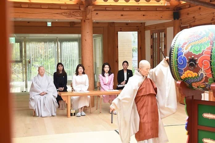 岸田文雄さんのインスタグラム写真 - (岸田文雄Instagram)「韓国滞在中、妻の裕子は韓国文化体験や美術品鑑賞など、金夫人から心のこもったおもてなしをしていただきました。 日本と韓国の茶道の共通点について歓談するなど、日韓両国の文化や芸術などについても幅広く話ができたようです。 ありがとうございました。  #岸田文雄  #妻 #岸田裕子  #外交  #日韓 #茶道  #おもてなし  #ありがとうございます」5月8日 21時22分 - fumio_kishida