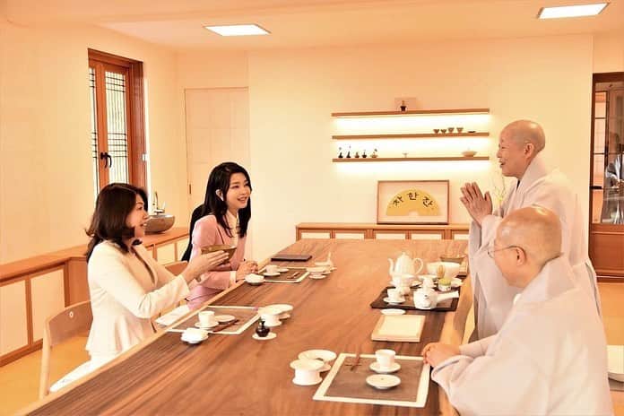 岸田文雄のインスタグラム：「韓国滞在中、妻の裕子は韓国文化体験や美術品鑑賞など、金夫人から心のこもったおもてなしをしていただきました。 日本と韓国の茶道の共通点について歓談するなど、日韓両国の文化や芸術などについても幅広く話ができたようです。 ありがとうございました。  #岸田文雄  #妻 #岸田裕子  #外交  #日韓 #茶道  #おもてなし  #ありがとうございます」