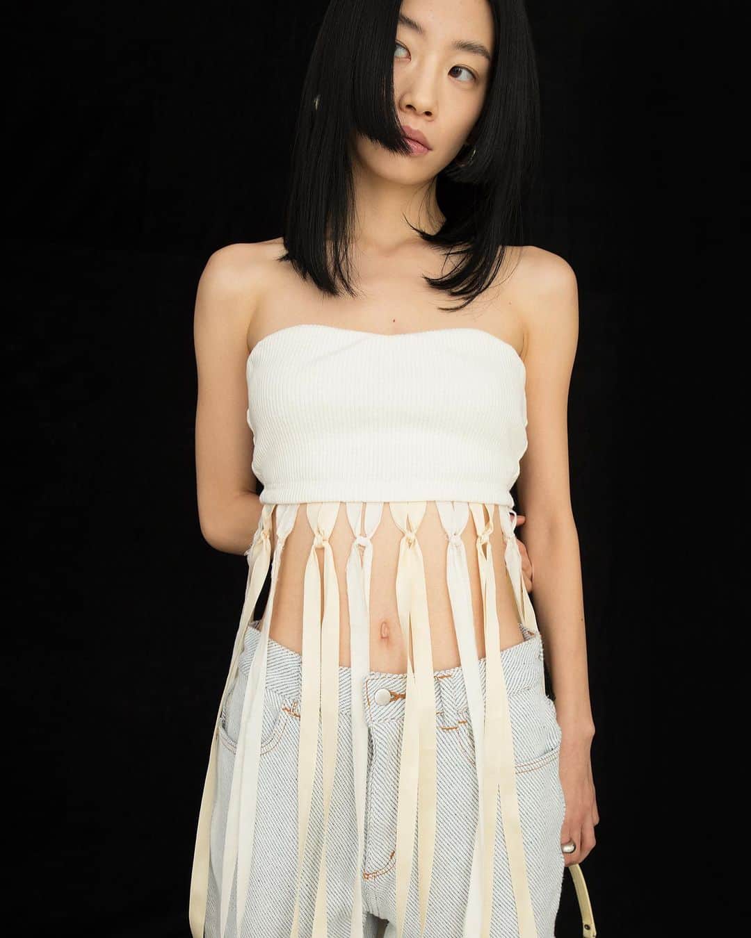 leinwande_officialさんのインスタグラム写真 - (leinwande_officialInstagram)「ㅤㅤㅤㅤㅤㅤㅤㅤㅤㅤㅤㅤㅤ leinwände 23pre fall collection -Holiday Fringe Tube- ㅤㅤㅤㅤㅤㅤㅤㅤㅤㅤㅤㅤㅤ Bare top in ribbed cotton. Cotton cut-off ribbons and ropes are hand-attached one at a time like fringes to spice the resort outfits up. With cups so it can be worn on its own. ㅤㅤㅤㅤㅤㅤㅤㅤㅤㅤㅤㅤㅤ リサイクルコットンカップ付きコットンのリブ素材を使用したベアトップ。断ち切りのコットンリボンとロープをフリンジのように１つづつ手付けし、リゾートスタイリングのアクセントに。カップ付きで一枚の着用が可能。 ㅤㅤㅤㅤㅤㅤㅤㅤㅤㅤㅤㅤㅤ #leinwände #leinwande」5月8日 21時23分 - leinwande_official