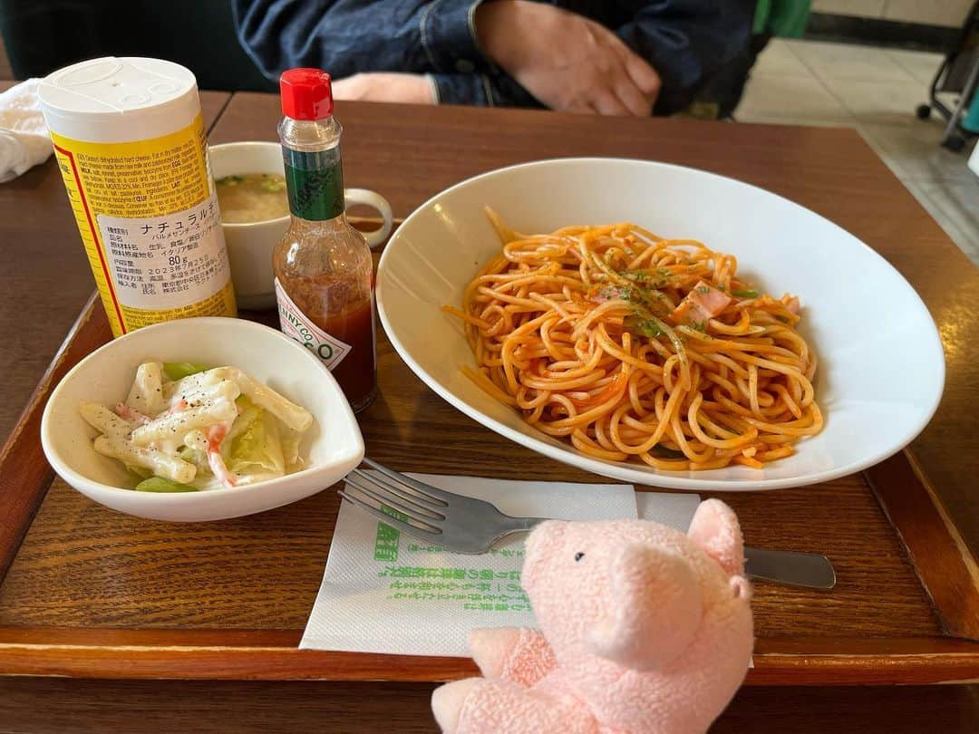 矢崎存美のインスタグラム：「喫茶店のナポリタンでランチ。食後にプリン！ #ぶたぶた #山崎ぶたぶた #矢崎存美 #友路有 #ナポリタン #ランチ #プリン」