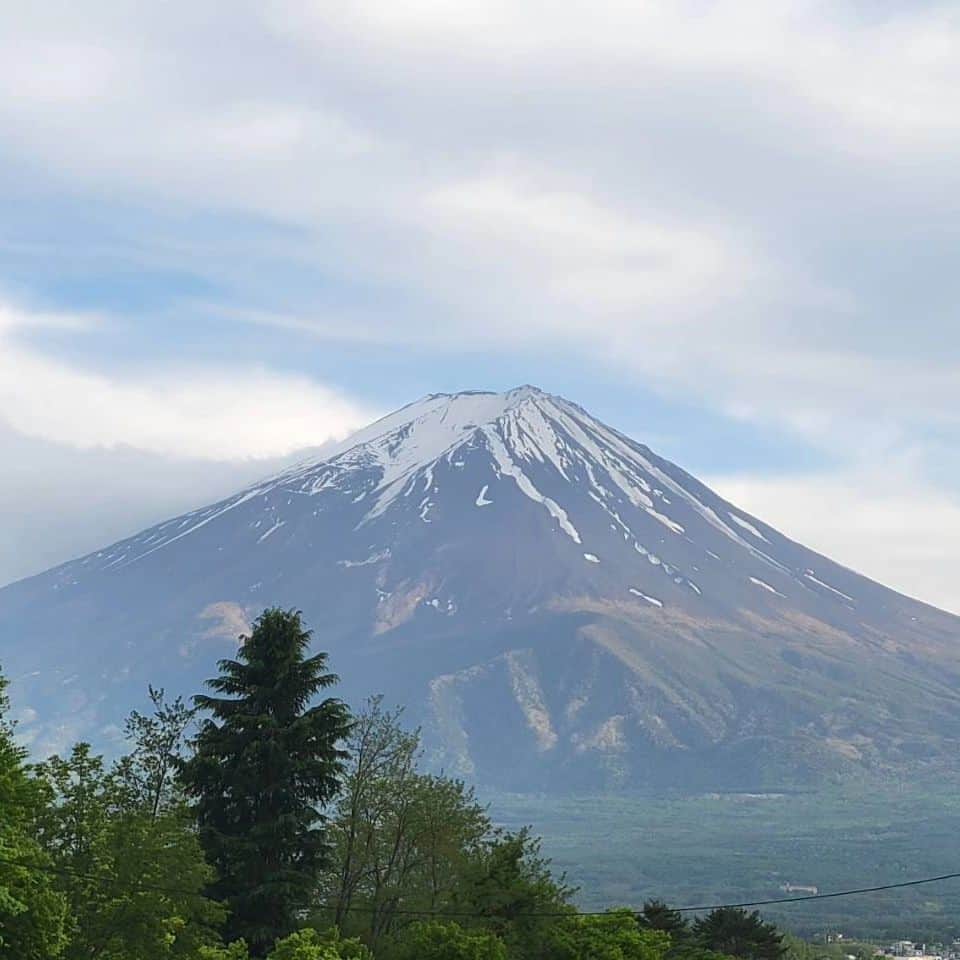 綾小路きみまろさんのインスタグラム写真 - (綾小路きみまろInstagram)「綾小路きみまろです。 今日は雨の後のすっきりした空に農鳥🐦️も見えている富士山🗻 ちょっと涼しいけれど5月らしい気持ちのよいお天気でした。 明日は晴れ☀️の予報です。 おだやかな１日になりますように。  #綾小路きみまろ #富士山 #河口湖 #mtfuji  #5月 #5月の空」5月8日 21時28分 - ayanokojikimimaro_official