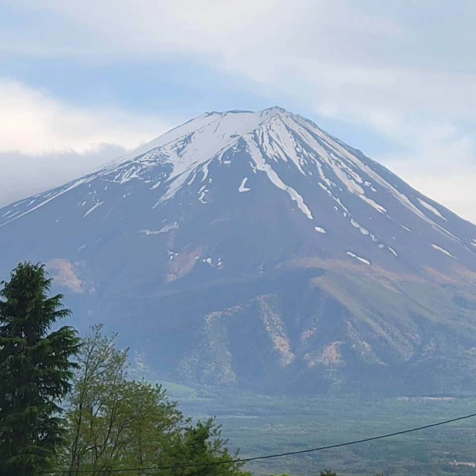 綾小路きみまろさんのインスタグラム写真 - (綾小路きみまろInstagram)「綾小路きみまろです。 今日は雨の後のすっきりした空に農鳥🐦️も見えている富士山🗻 ちょっと涼しいけれど5月らしい気持ちのよいお天気でした。 明日は晴れ☀️の予報です。 おだやかな１日になりますように。  #綾小路きみまろ #富士山 #河口湖 #mtfuji  #5月 #5月の空」5月8日 21時28分 - ayanokojikimimaro_official