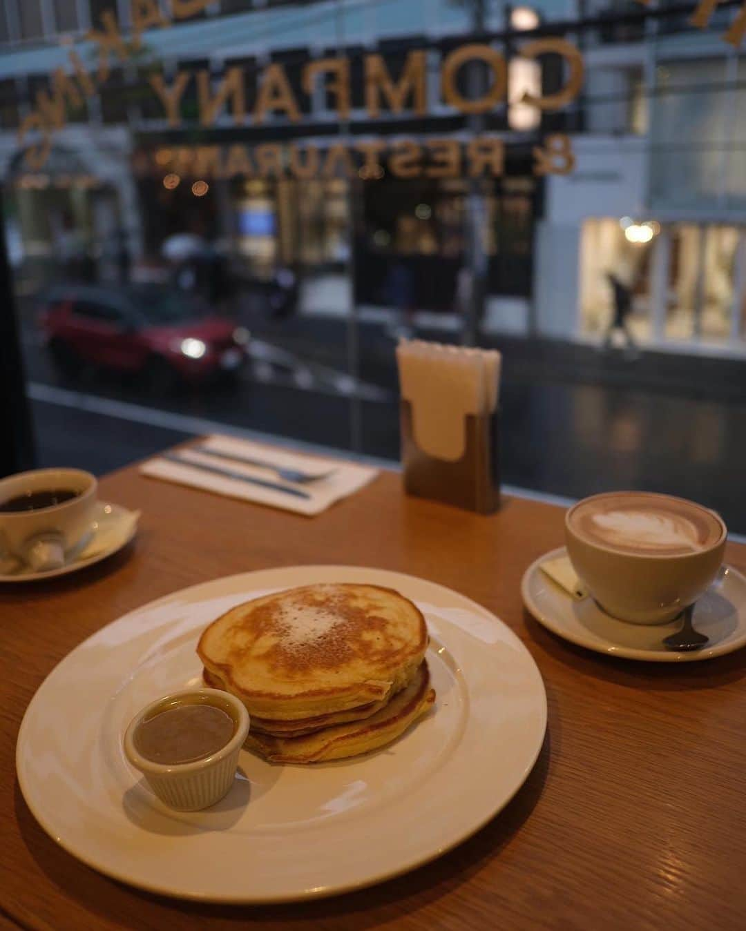 猪鼻ちひろさんのインスタグラム写真 - (猪鼻ちひろInstagram)「また来てしまった…🤦‍♀️🥞 「このタレに溺れたい…」 と熱弁してるときの顔が(10枚目) ひどすぎて自分でもギョッとしたよね🐟笑  これが(これも？)現実のリアルな私か。 がーーーーーーーん🤷‍♀️👊  外ばかりみてるのは、雨やまないかなぁ〜の図。 📍 Clinton St. Baking Co. & Restaurant #食いしん坊万歳 #ちひろのごはん #バター小麦粉パラダイス #カロリー爆弾 #ダイエットは明日から #見てみないふり←やめます #クリントンストリートベイキングカンパニー #パンケーキ #ホットケーキ #clintonstbakingco #clintonstbakingcompany」5月8日 21時30分 - inohanachihiro