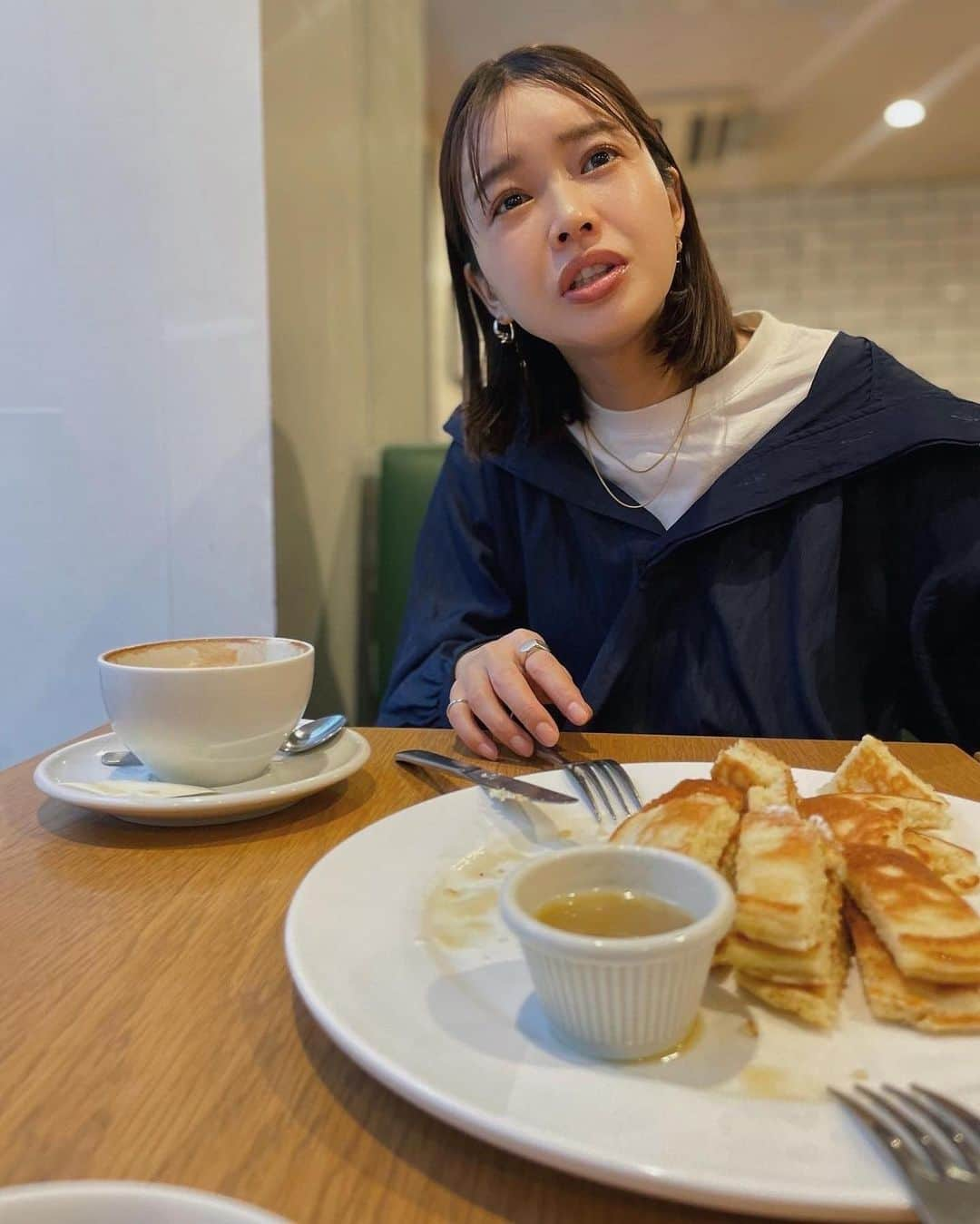 猪鼻ちひろさんのインスタグラム写真 - (猪鼻ちひろInstagram)「また来てしまった…🤦‍♀️🥞 「このタレに溺れたい…」 と熱弁してるときの顔が(10枚目) ひどすぎて自分でもギョッとしたよね🐟笑  これが(これも？)現実のリアルな私か。 がーーーーーーーん🤷‍♀️👊  外ばかりみてるのは、雨やまないかなぁ〜の図。 📍 Clinton St. Baking Co. & Restaurant #食いしん坊万歳 #ちひろのごはん #バター小麦粉パラダイス #カロリー爆弾 #ダイエットは明日から #見てみないふり←やめます #クリントンストリートベイキングカンパニー #パンケーキ #ホットケーキ #clintonstbakingco #clintonstbakingcompany」5月8日 21時30分 - inohanachihiro