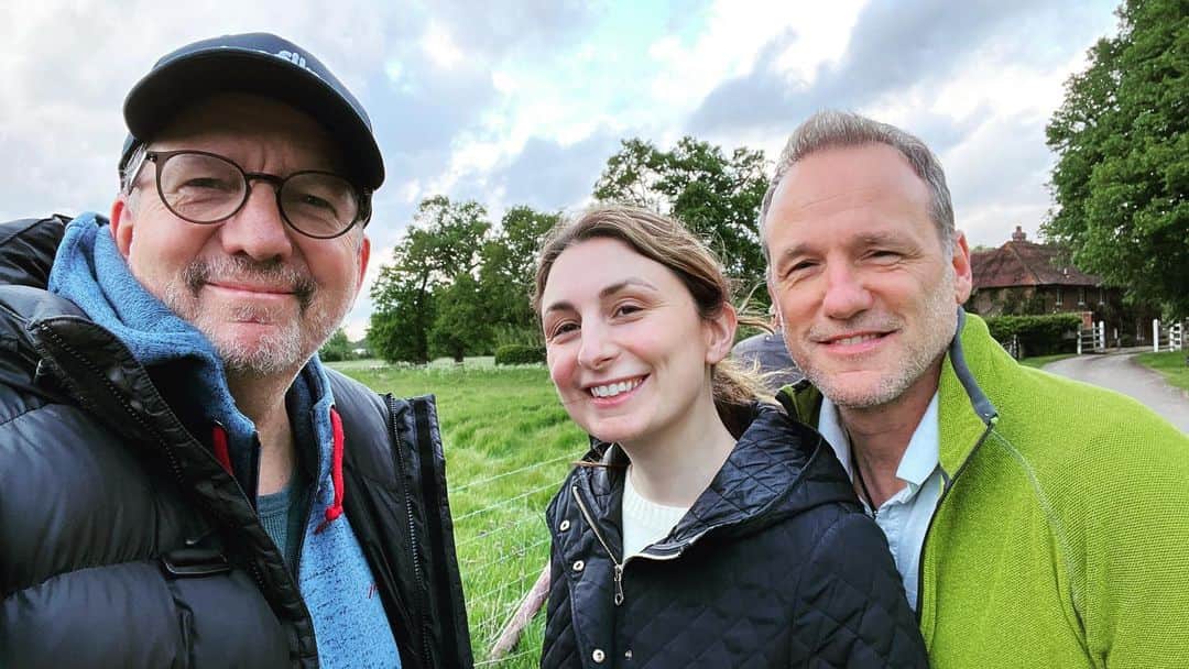 トム・ベリカのインスタグラム：「Some of the extraordinary talents of dream team #QueenCharlotte. DP @jeffjurasc, Prod @annagraceomalley, Costume @lynpaolo , Choreographer @jackmurphy2020 @bridgertonnetflix @netflix #directorsPOV」