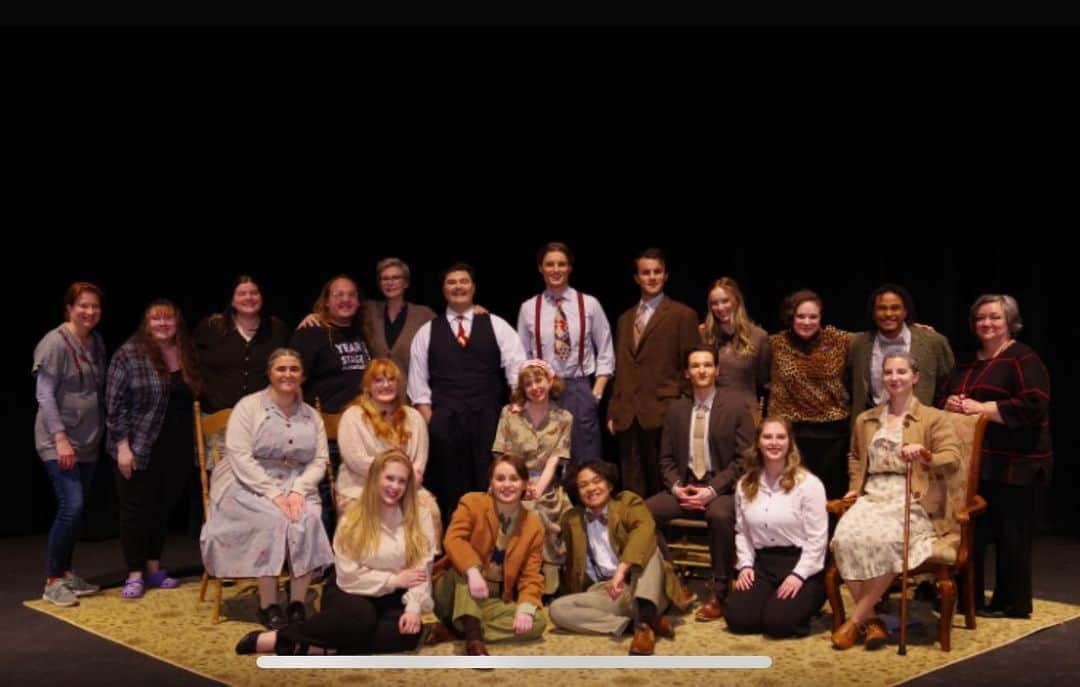 ジェーン・リンチのインスタグラム：「A triumph! The cast and crew of Lost in Yonkers at @illinoisstateu directed by yours truly!」