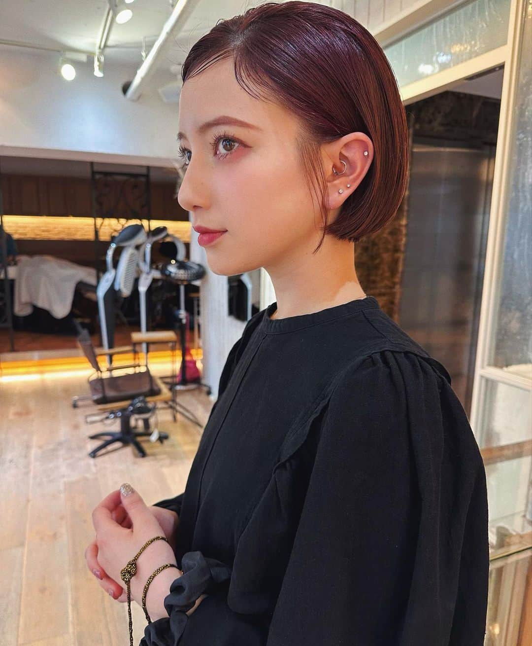 彩ステファニーのインスタグラム：「. 最近はなにもがピンクにするのにドハマり。 ビビットのリップなんて一切しなかったし、濃いチークも全くしなかったけどなんか今はそんなブームが来てます。もちろん髪色もビビットなピンクみたいなパープルみたいな🍇アイラインは跳ね上げてかいてみたり。眉ももちろんピンクにしちゃう！！ (やっと予約が取れた笑)だーーいすきな愛さんに久しぶりに整えていただきました✂︎髪が喜んでます。 加工もちょっとピンクにしてみちゃう🫶🏻 ありがとうございました✂︎❤︎( @ai___saitoo )」