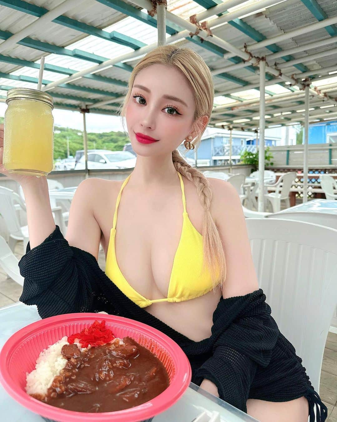 きよみんのインスタグラム：「海沿いで食べるカレー🍛最高。」