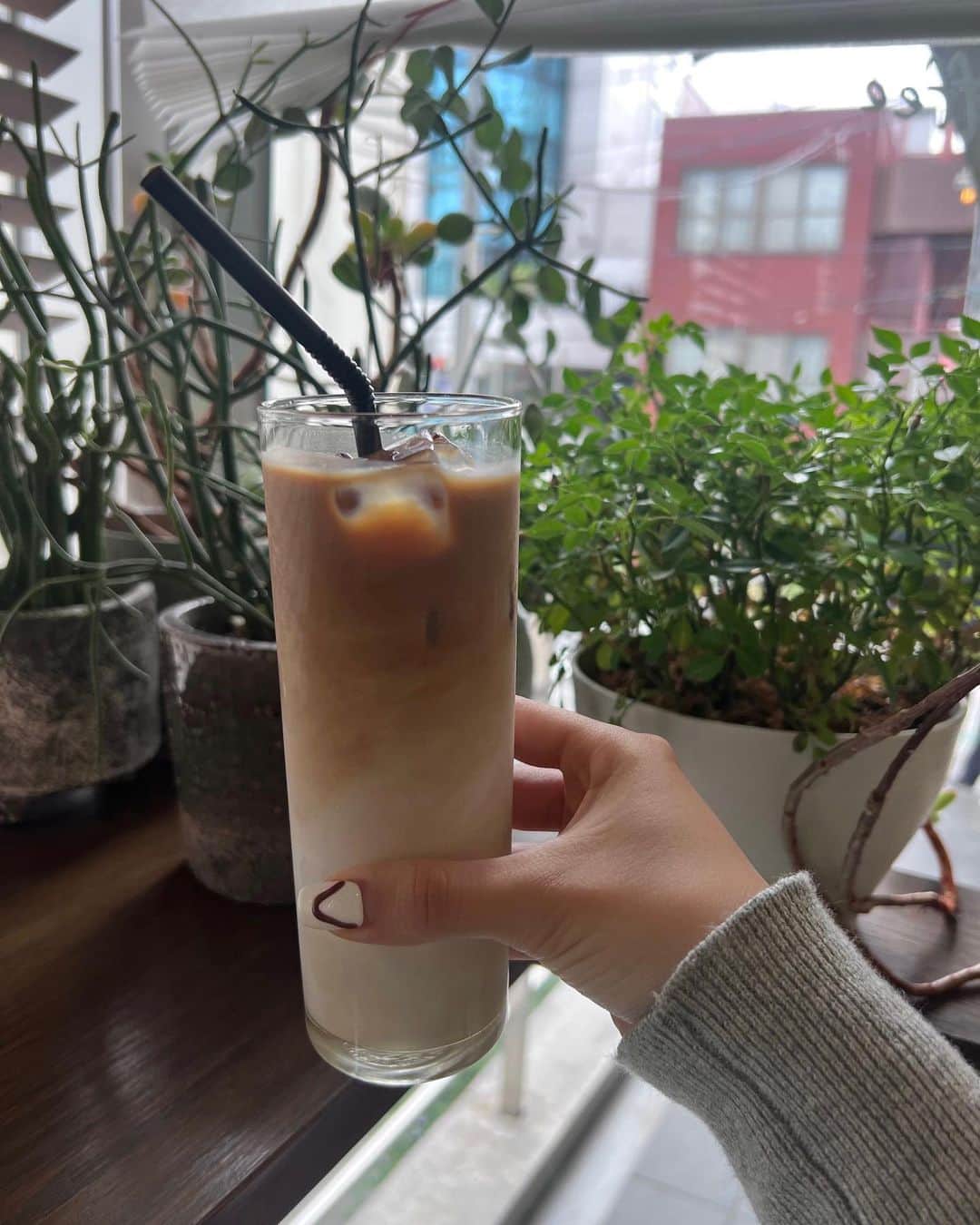 Julia Castroさんのインスタグラム写真 - (Julia CastroInstagram)「大好きで沢山飲んでしまう☕️🥛  ラテの美味しいお店教えてください♡ . #icelatte  #cafetime #tokyocafe #latte #coffee #アイスラテ #カフェ #東京カフェ #髪の毛ぴょんってしてるの気にしないでね」5月8日 21時34分 - julia.c.0209