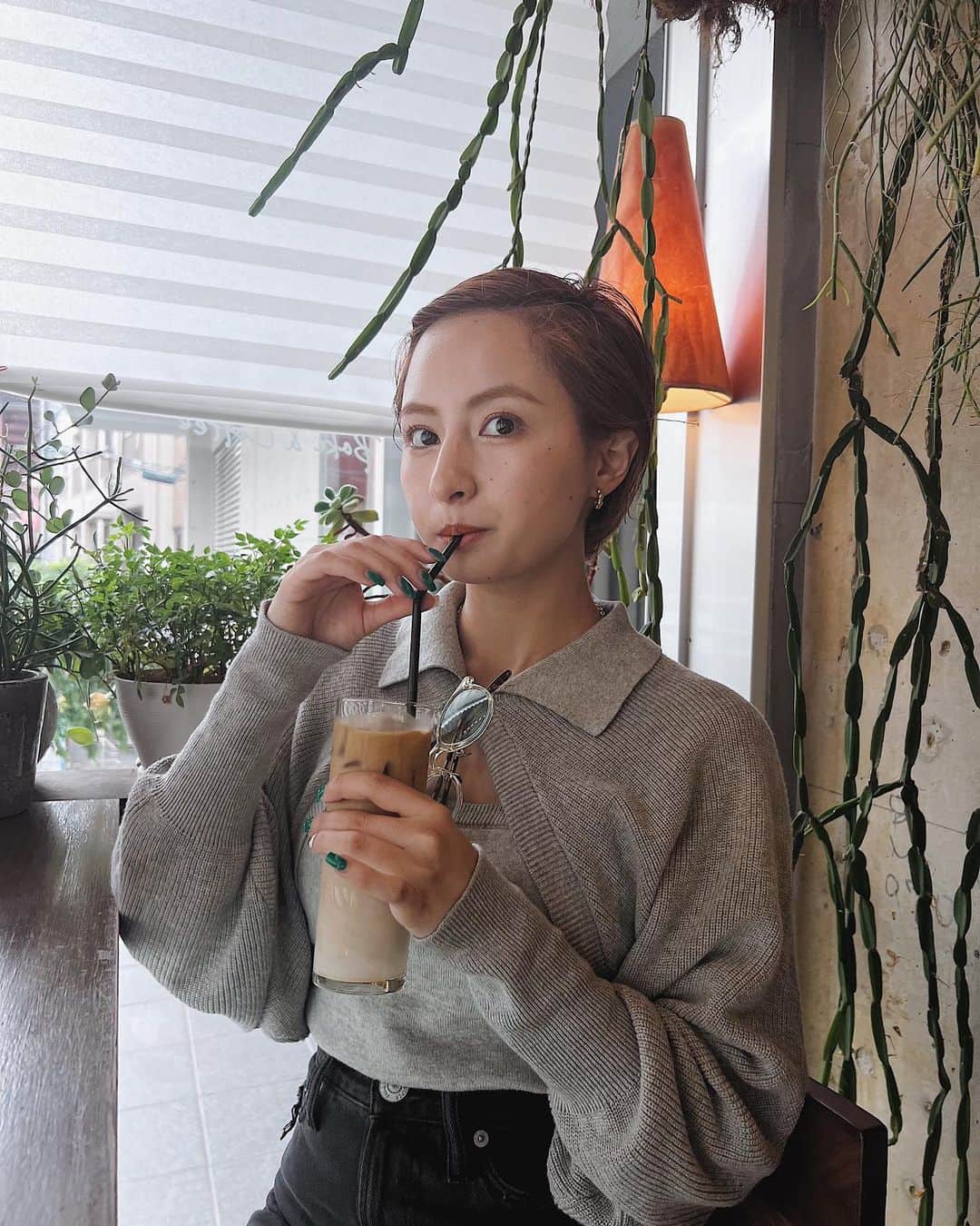 Julia Castroさんのインスタグラム写真 - (Julia CastroInstagram)「大好きで沢山飲んでしまう☕️🥛  ラテの美味しいお店教えてください♡ . #icelatte  #cafetime #tokyocafe #latte #coffee #アイスラテ #カフェ #東京カフェ #髪の毛ぴょんってしてるの気にしないでね」5月8日 21時34分 - julia.c.0209