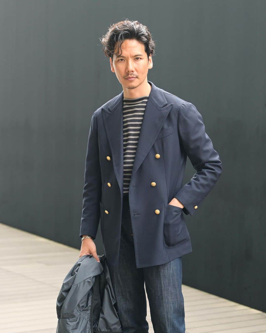 Shuhei Nishiguchiのインスタグラム：「"It's Blue Monday, so let's relax." ゴールデンウィーク明けの月曜日だからこそ、リラックスしたスタイリングで。 首の空いたカットソーを着た時はポケットチーフを挿さないのがマイルール。  【ITEM】 Blazer： @alfonso.sirica  Breton shirt： @saintjames  Jeans： avn france Shoes： @jmwestonofficial  Coat： @lavenhamjp  Belt： @thesole_official   #beamsf #classicmenswear #vintageclothing #preppyfashion #ametra #frenchivy #ootdmen」