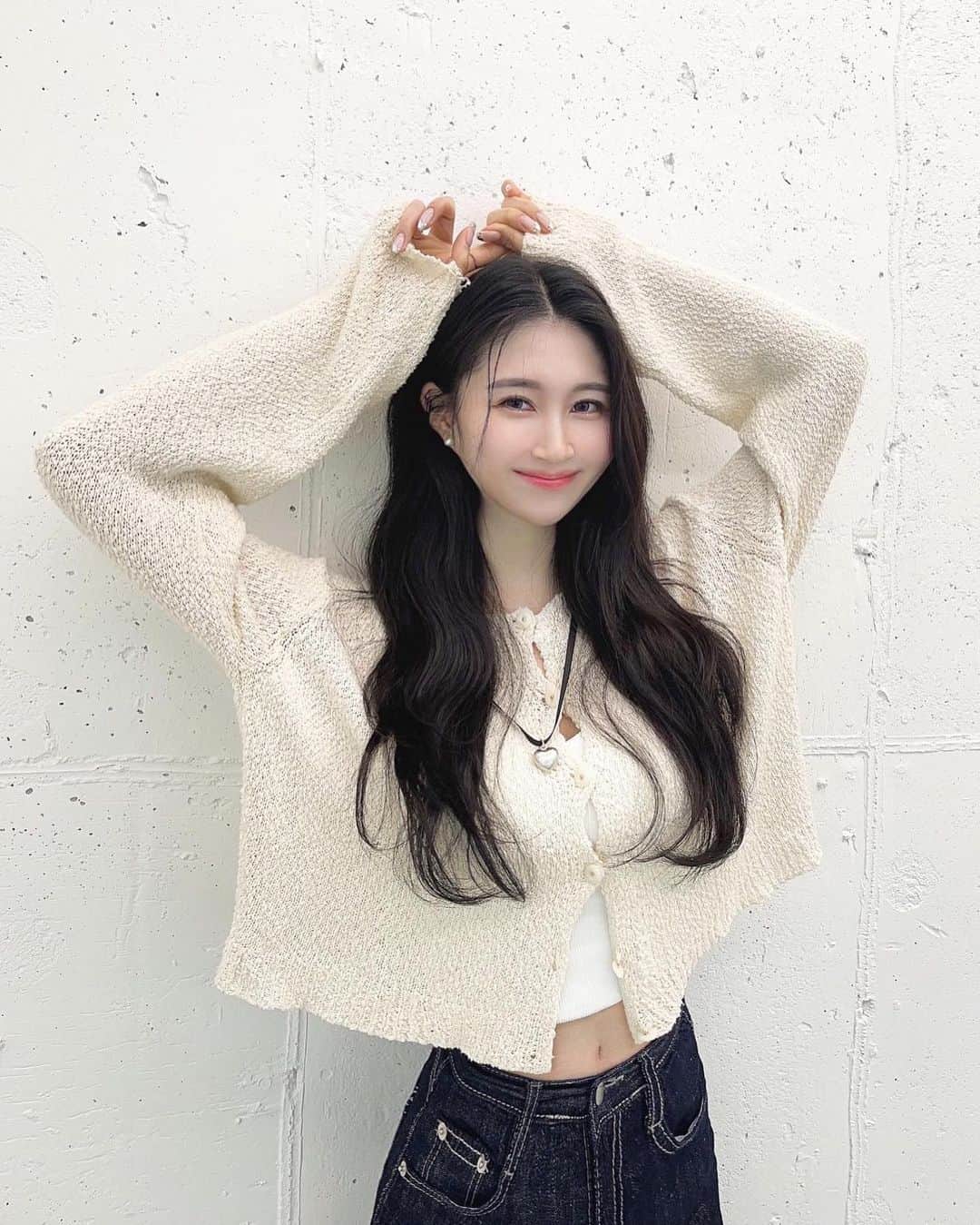 のインスタグラム：「패션 촬영날 🫶🏻 헤메 넘 맘에 들어 엘라쌤 늘최고유 🩷🩷 いつも可愛くしてくれてありがとうございます。」