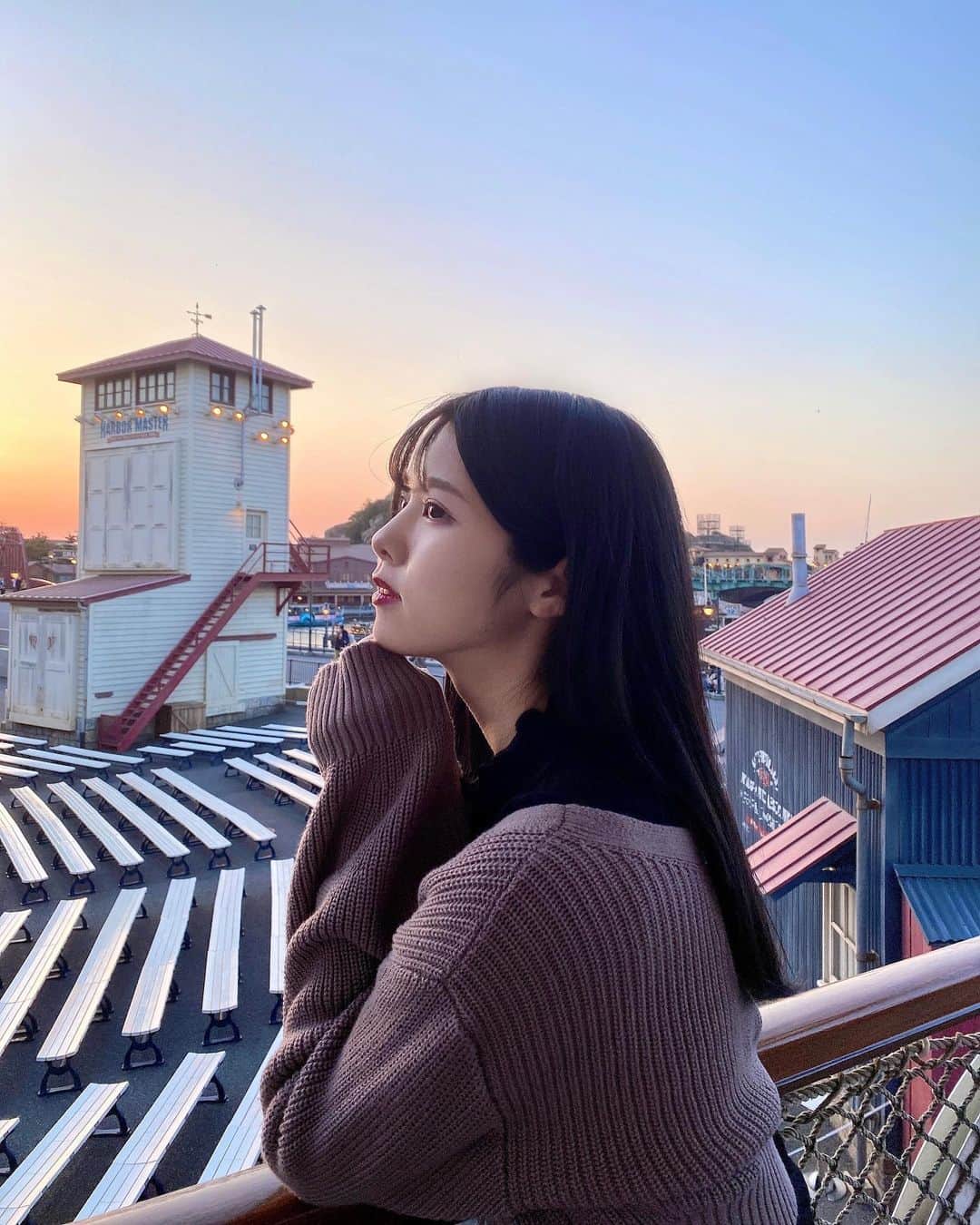 荒野姫楓のインスタグラム：「🌇  GW明けでしんどい方が多かったであろう今日一日…  あたたかい飲み物飲んでリラックスして ゆっくり身体を休めてくださいね☕️𓈒 𓂂𓏸  毎日お疲れ様です！  . #名古屋アイドル#アイドル#アイドルヘア#アイドルメイク#ピンクメイク #横顔 #夕焼け  #マジックアワー #マジックアワーの空 #写真部 #ディズニー写真部#photogram  #SKE48#idol#Nagoya#asiangirl#asian#Japaneseidol」