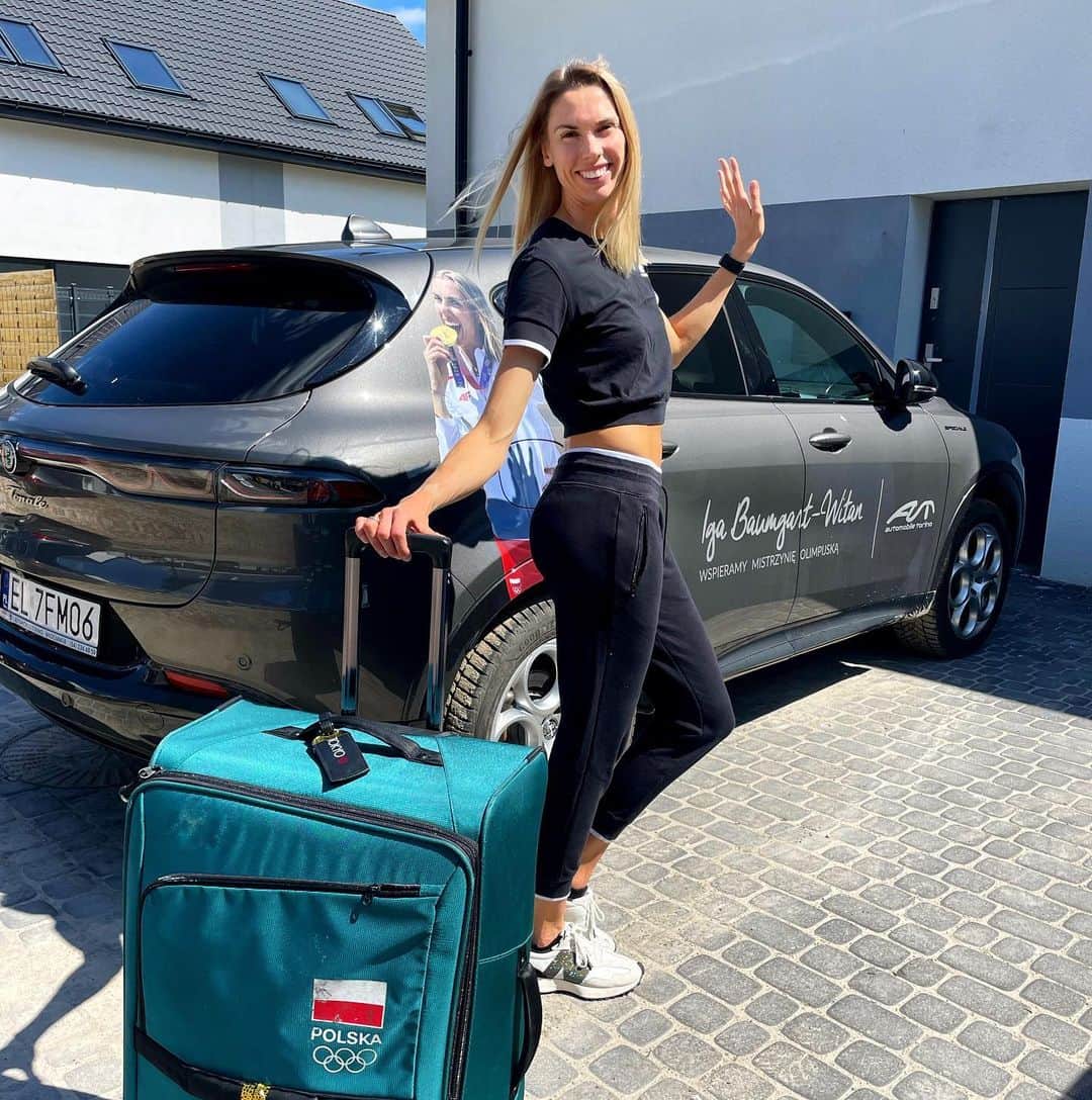 のインスタグラム：「Dzisiaj macham Alfie na pożegnanie, aby trochę ode mnie odetchnęła. Zabieram walizę, pakuję się do pociągu i ruszam w podróż na zgrupowanie do Zakopanego 🥰  Trzymajcie kciuki za powrót do pełni sił biegowych!  @automobiletorino @newbalance  @bydgoszcz.pl  @cwz_sport  @enanosalonlazienekbydgoszcz  @eliksirklinika @bluemed_bydgoszcz_   #współpraca #sponsoring #podróż #athletics #motywacja #spring #running」