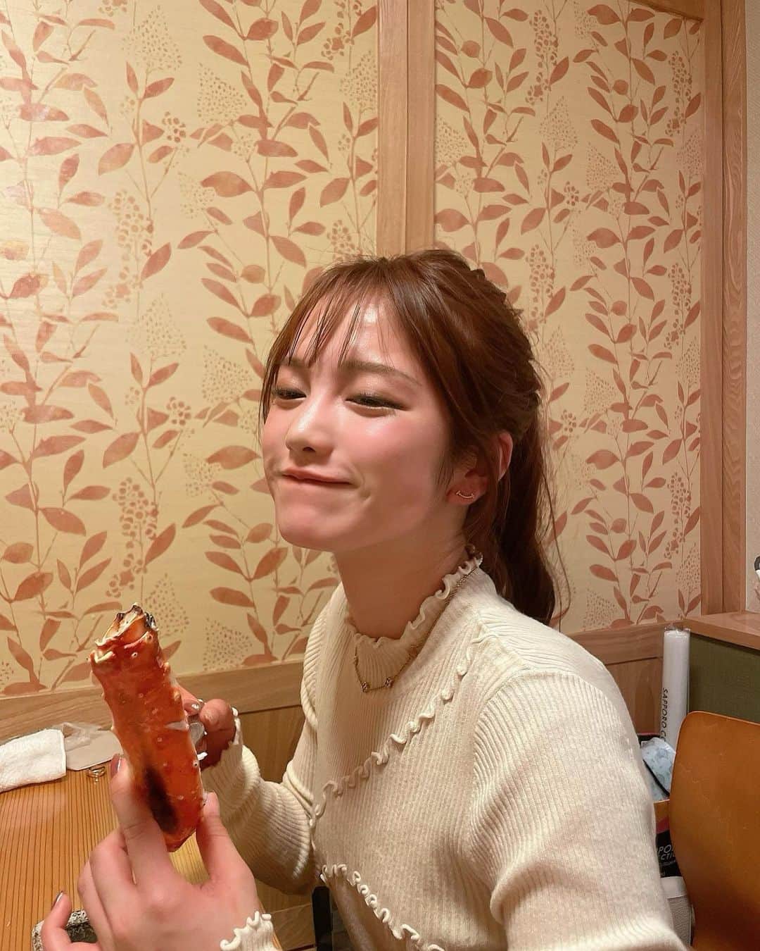 森みはるさんのインスタグラム写真 - (森みはるInstagram)「北海道で社長様とマネージャー様と美味しいものたくさん食べましたしあわせ🦀 今年初めてくらいにお酒を1杯頂きまして耳まで真っ赤っか☺️笑」5月8日 21時39分 - miharu_mori