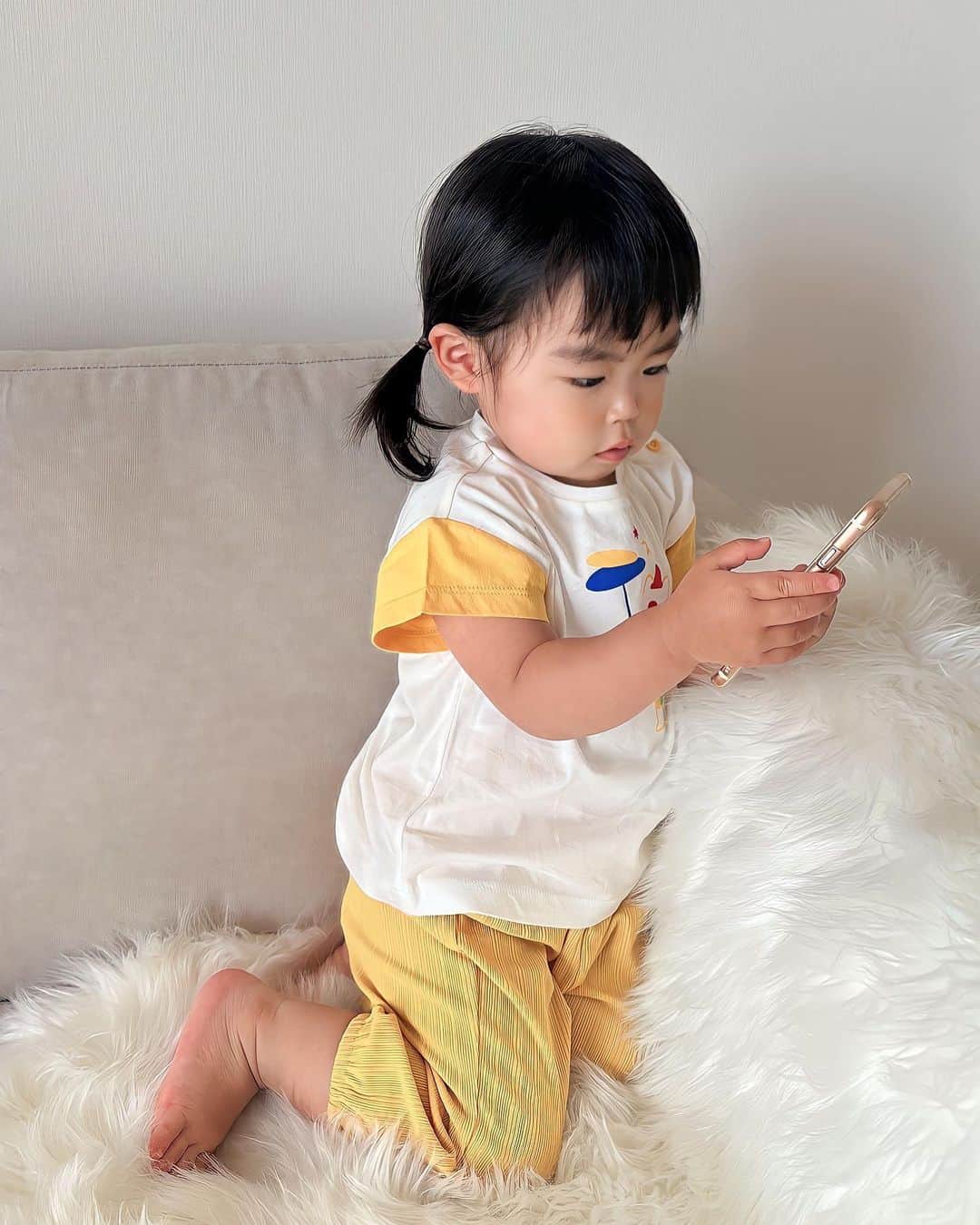 都築青空さんのインスタグラム写真 - (都築青空Instagram)「娘𝙛𝙖𝙨𝙝𝙞𝙤𝙣🌼 all @moimoln.jp  パンツは、リサイクル再生ポリ素材を使用した ”ReRe”シリーズ。9部丈で、動きやすそうな素材💛  🏷 ピエロベアーTシャツ / イエロー カラー9分丈ジョガーパンツ / イエロー Size 90 着用です。  #moimoln #モイモルン #子供服 #ベビー服 #moimolnコーデ #moimolnアンバサダー #1歳7ヶ月 #女の子コーデ #むすめ服 #rere #モイスマイル #moismile #サスティナブル」5月8日 21時40分 - aozora723
