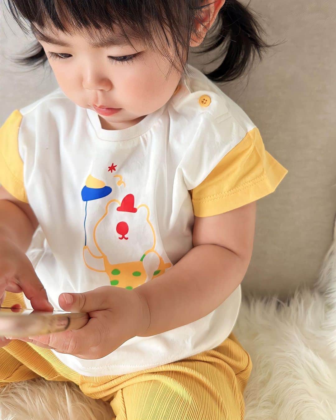 都築青空さんのインスタグラム写真 - (都築青空Instagram)「娘𝙛𝙖𝙨𝙝𝙞𝙤𝙣🌼 all @moimoln.jp  パンツは、リサイクル再生ポリ素材を使用した ”ReRe”シリーズ。9部丈で、動きやすそうな素材💛  🏷 ピエロベアーTシャツ / イエロー カラー9分丈ジョガーパンツ / イエロー Size 90 着用です。  #moimoln #モイモルン #子供服 #ベビー服 #moimolnコーデ #moimolnアンバサダー #1歳7ヶ月 #女の子コーデ #むすめ服 #rere #モイスマイル #moismile #サスティナブル」5月8日 21時40分 - aozora723