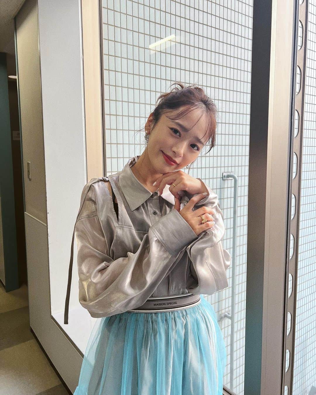 近藤千尋のインスタグラム：「金曜日の衣装２着載せてなかった😂🩷  ラヴィット🐇 とアップ！📺生放送の日でした🎵  ラヴィットでは、 電気ビリビリ怖すぎて ショーゴさん道連れにしてしまった。笑😚 ごめんね🩷笑 背負い投げみたいになってたから TVerで見てみてね😆  ラヴィット tops,skirt @maisonspecial_women shoes @dianashoespress  アップ tops,skirt @msgm pierce @abiste_official shoes @gianvitorossi  #近藤千尋衣装  明日スロイジやで〜💁‍♀️🚄💓 大阪の皆様、お邪魔しますっ！！☺️  月曜日、疲れたねぇ🤍 みんなヘロヘロなってないかい？🥹」