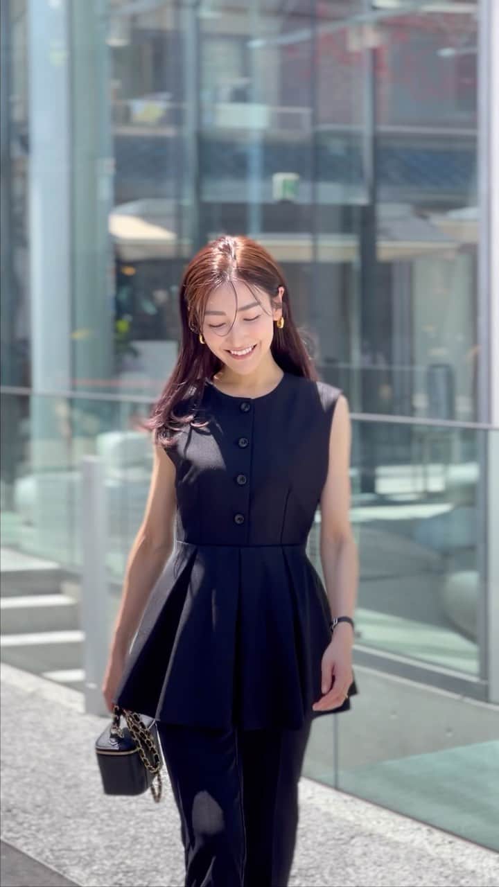 金子麻貴のインスタグラム：「真夏日のような気候でテラスが気持ち良かった日✨  ノースリーブだとどうしてもカジュアルっぽく見えてしまうけど真夏は暑くてノースリが着たい！でもやっと色々なところへお出かけ出来るようになって、人と会う機会も増えるしレストランや打ち合わせとかのシーンでキチンと感もあって一枚で華がある万能なトップスが欲しい💓ということで...  ボックスプリーツで甘さを抑えながらどこかシンプルさもありでもシックになり過ぎず。ノースリでも大人可愛く着れるトップスが登場します✨  @re_gleam  5/12 (金) 20:00〜  今年はイベントや楽しくお出かけが出来る日が増えるといいですね☺️  #fashionreels#reels#regleam#夏コーデ#初夏#初夏コーデ#春コーデ#ママコーデ#ペプラムトップス#ノースリトップス#ノースリーブ#シンプルコーデ#ファッションスナップ」