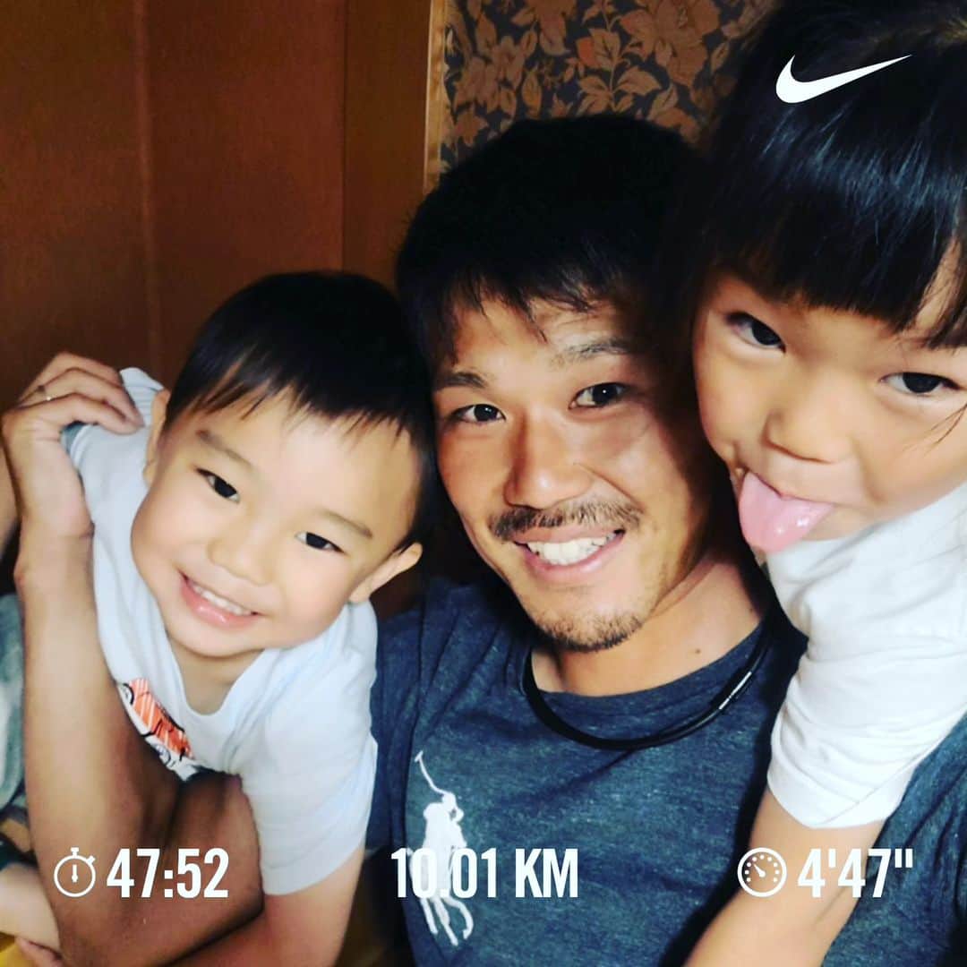 三田尚央のインスタグラム：「夜ラン‼️‼️(10kmスッキリラン😁✨)  今日は、かなやさんと10km一緒にランしてもらいました(^^) ホントにストイックで半端ない人でした。 最高に楽しいトレーニングになりました。 是非またお願いします🙇✌️ 14日ハーフマラソン頑張ってください(^^)  けいちょうさんは次はしっかり来てくれ❗  31歳目標達成目指して頑張ります☀️ 積み重ね大事❗ 継続あるのみ(^^) 健康一番‼️‼️  最高に良い写真😁✨ ホントに可愛い可愛い💠  日々成長❕ 日々挑戦❕ 日々感謝❕  #ランニング #目指せフルマラソン #日々成長 #日々挑戦 #日々感謝 #息子 #娘 #家族 #31歳 #instagram  #目標 #筋トレ #ダイエット #ストレッチ #トレーニング #メンタル #NIKE #ラン #夜ラン #フルマラソン #ハーフマラソン #頑張ります #笑顔 #ビール #サッカー #10kmラン #春 #レジェンド #5月」
