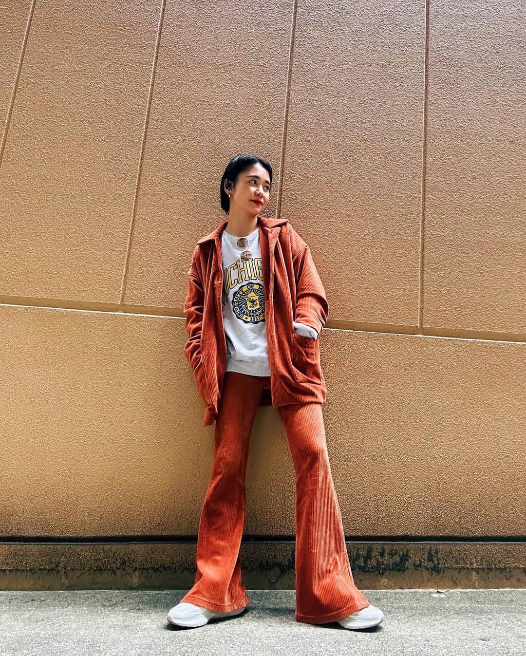 忍舞のインスタグラム：「着やすさ抜群の去年のセットアップ🍊 今絶賛秋冬つくってまぁーす。  #しのぶんコーデ #セットアップ」