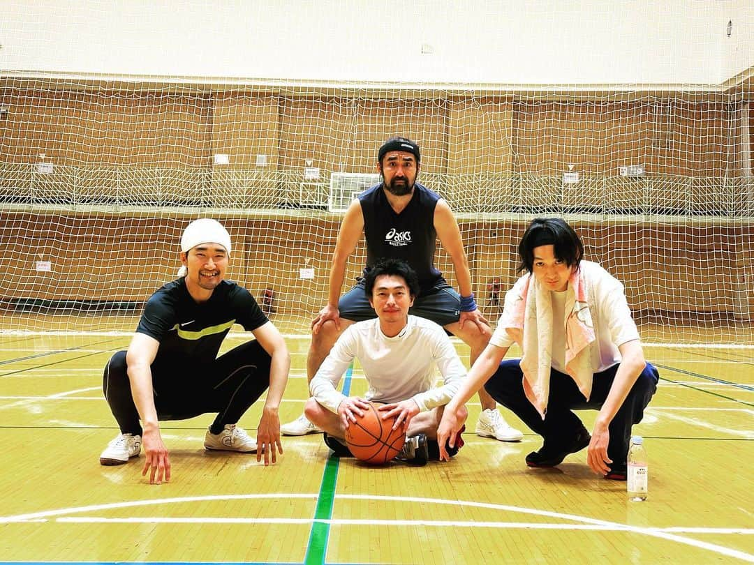 遠藤雄弥さんのインスタグラム写真 - (遠藤雄弥Instagram)「. バスケ部発足🏀  爽やか味の裏で下半身がプルプルしているよ  @noriox  @takerudes   #茨城ヲデル #足立理 #鈴木武 #バスケ #ばすけ #バスケットボール  #basketball  #バスケ部」5月8日 21時54分 - endo_yuya