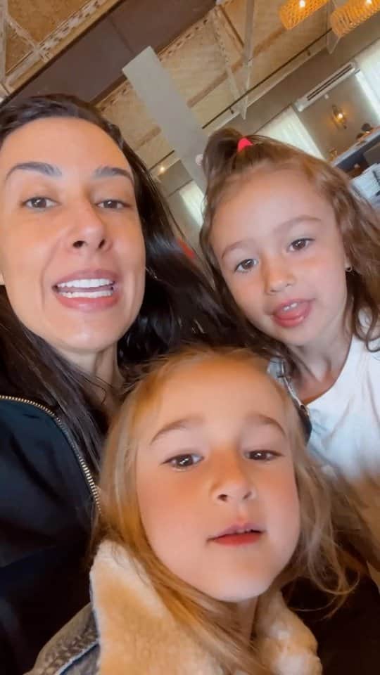 シェイラ・カストロのインスタグラム：「Mais um final de semana super divertido ao lado das minhas tutucas, foi tudo perfeito, o @santissimoresort nunca decepciona.  Foram tantas atividades que a a bateria das meninas até acabou!  Como sempre, voltamos pra casa querendo mais!」
