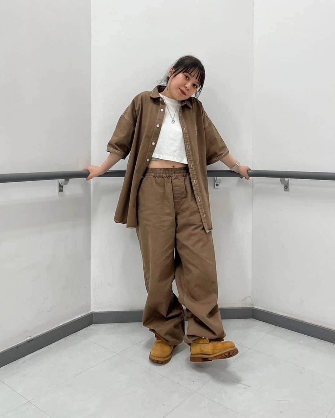 XGIRL_ootdさんのインスタグラム写真 - (XGIRL_ootdInstagram)「#xgirl_ootd @__wendys2 145cm 　 X-girl HIROSHIMA STAFF 　 ------------------------------------ ▪️FACE S/S SHIRT ￥9,900(税込) ▪️TWILL EASY PANTS ￥9,900(税込) ▪️BOX LOGO S/S WIDE TEE ￥4,950(税込) ------------------------------------ 　 #xgirl #xgirljp #xgirlus #エックスガール #春コーデ #ストリートコーデ #ストリート系女子 #セットアップ #セットアップコーデ #カラーコーデ #シャツコーデ #メンズライク #メンズライクコーデ #低身長コーデ #y2kfashion #y2kstyle」5月8日 21時50分 - xgirl_ootd