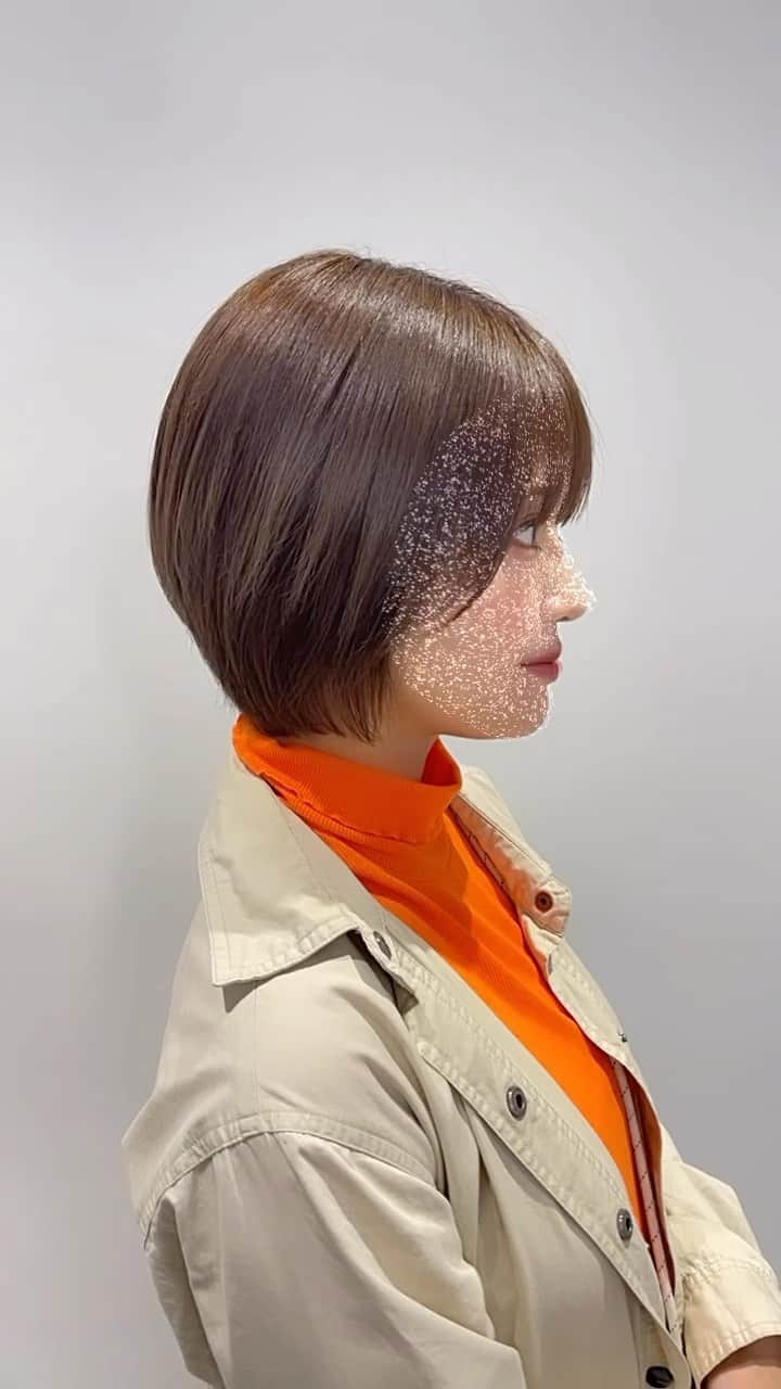 小池真友のインスタグラム：「@elyts_yone @elyts_hairsalon でヘアカット✨ もう8年通っている🥺 現在のショートヘアはこんな感じです🤍 . . ブリーチなしカラーで、カラートリートメントカットで滞在時間1時間15分🤣ものすごい早さで仕上げてくれる美容院です👏👏 . いつも可愛くしてくれてありがとうございます🥺 . #ショートカット #ショートヘア #ブリーチなしカラー #ハンサムショート #マッシュショート #レイヤーカット #レイヤーショート #表参道美容室 #elyts」