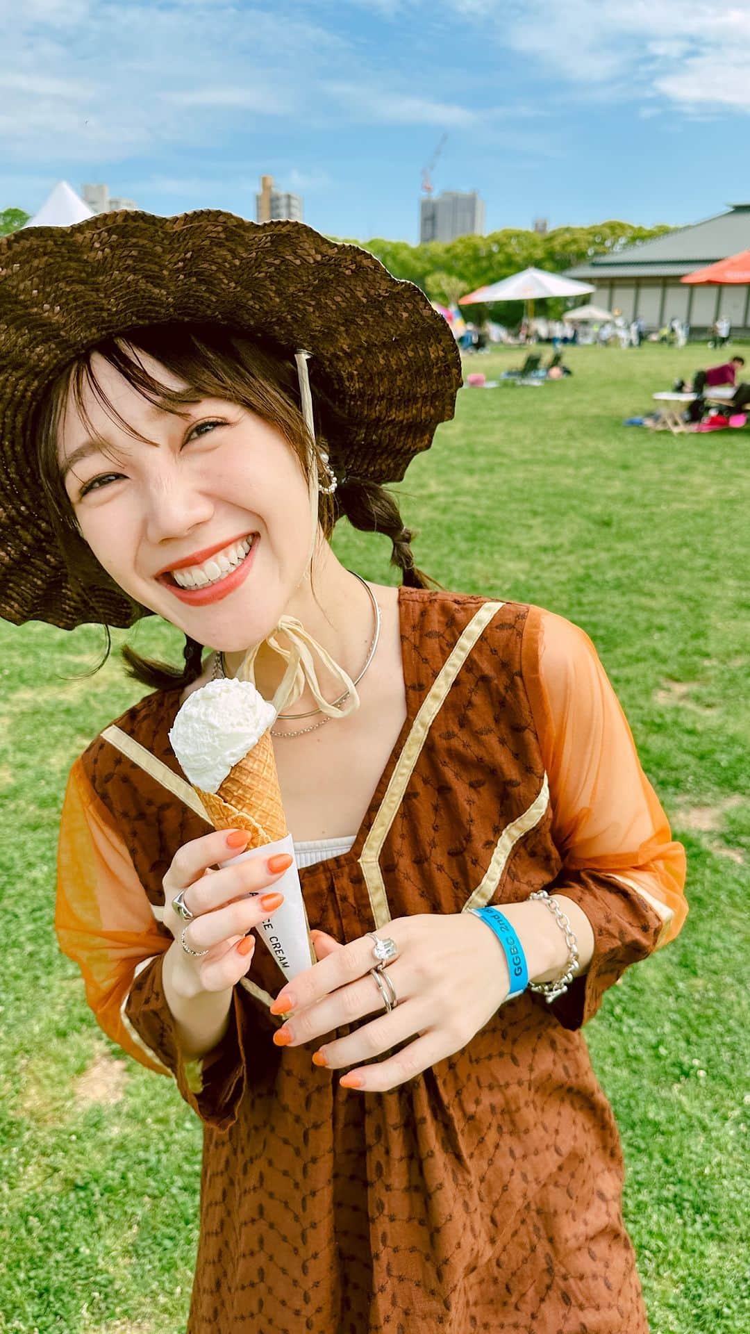 黒田りさのインスタグラム：「👒 GWの思い出🫶 半分お仕事して、半分しっかり休んだ！ 毎日たのしかったな〜☺️🤍  🪅 @ggbc.fukuoka  🍸 @citadel_fukuoka  🍦 @scream_icecream_   #福岡#福岡おでかけ#夏フェス#福岡フェス#音楽フェス」