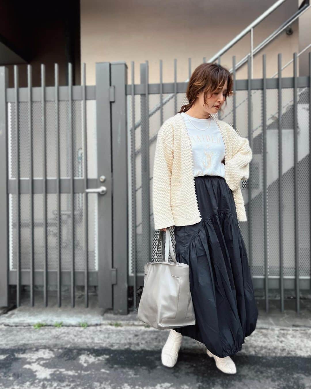 のインスタグラム：「‥𝕗𝕒𝕤𝕙𝕚𝕠𝕟‥ #お仕事コーデ あっという間に終わってしまったゴールデンウィーク。学校嫌がるかな⁈という不安とは裏腹に、雨の中元気に登校した息子に元気をもらいました😌 ∵ トレンドのバルーンスカートは、新ブランド 【Anss.me アンスミー　(@anss.me_official_ )】のものです。 下がゴムで絞ってあるタイプのバルーンスカートなので、見た目よりめっちゃ履きやすい！自転車も余裕だから、お仕事の日も着れるのが嬉しい♡ ∵ オープン記念第3弾として、こちらのバルーンロングスカートが5/10限定で2,000円OFFになるそうなので、ぜひぜひチェックしてみてください♡ ∵ ∵ #anssme #アンスミー  #zozotown #ゾゾタウン #新ブランド」