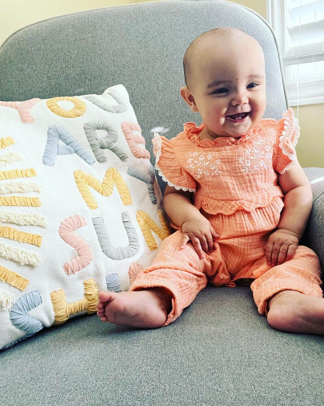 メーガン・デュアメルのインスタグラム：「You are my sunshine 🌞   Adorable outfit from @target 👧  #youaremysunshine #babygirl #thisis9months #miyacharlierose」