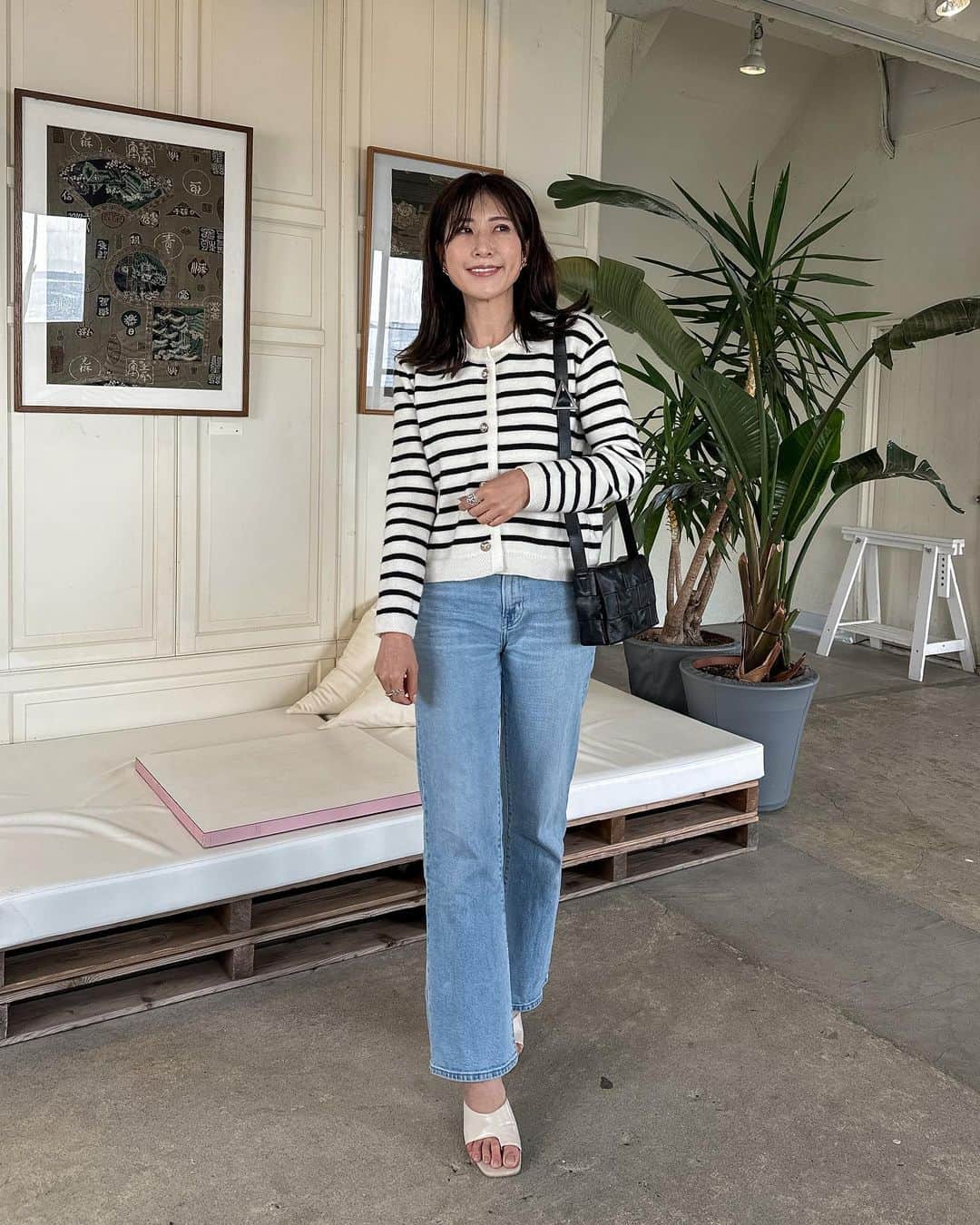 l.lily1013のインスタグラム：「こんな時間だけど、 帰ってゆっくりしてたらこんな時間🙄  今日も早朝から運転して頑張ってきたー！雨の日の高速が視界悪くて怖かった🙄  とりあえず念願の食べたかったタンメン食べれたし、 満足💓  あとお母さん喜ぶだろうなぁって帰りながら思ったり☺️  コーデは迷ったらアウターがわりに持ち歩きまくってる ボーダーカーディガン🥰  tops @meili_roi  bottoms @uniqlo_with   #カジュアルコーデ#きれいめカジュアル#デニムコーデ#ボーダーコーデ#シンプルコーデ#骨格ウェーブ#骨格ウェーブコーデ」