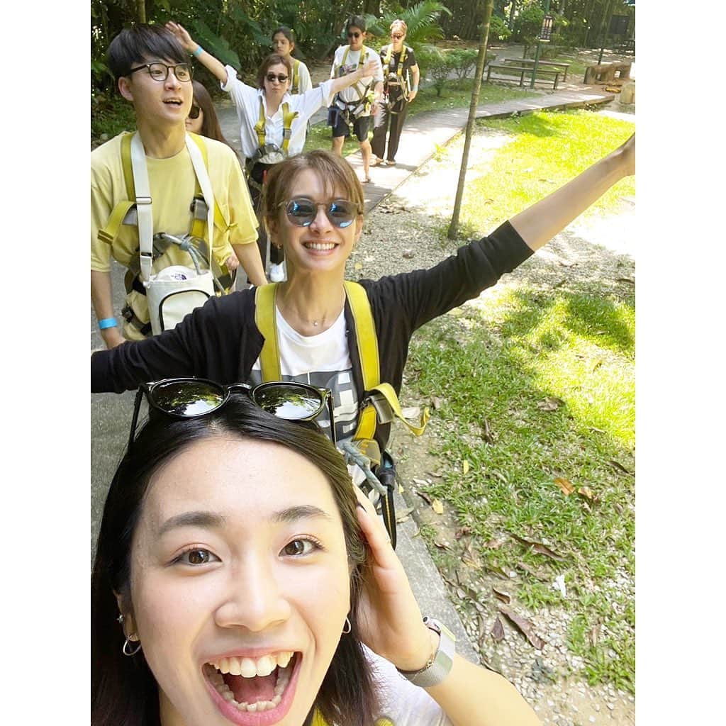 稲沢朋子のインスタグラム：「🤙🤙🤙🤙☀️🏖 ドキドキからの〜  最高か！ シャー➡️動画！  #Singapore #trip #family #ジップライン」