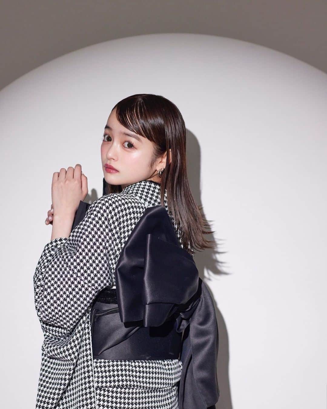 渡邊さくらのインスタグラム：「最近怪我する事増えた。 身体が思った様に動かない。 酒飲んだら次の日ちゃんと 翌日アルコール筋症で 身体バキバキだし、 メイク落とさないで寝たら ちゃんと荒れるし まだガキが何言ってるのと 思われるけど老いを感じる。」