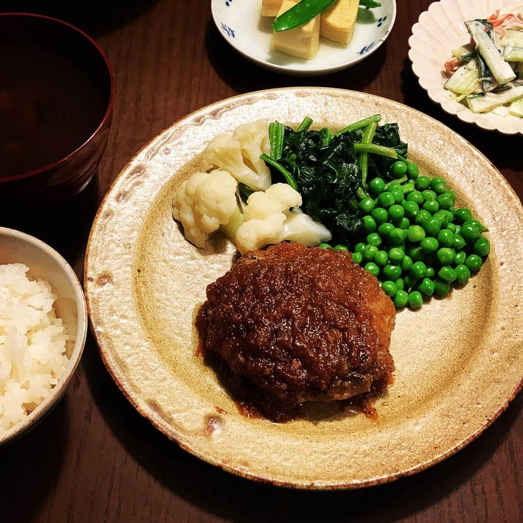 志摩有子さんのインスタグラム写真 - (志摩有子Instagram)「連休明け、急に寒くなって身体に堪える。今年は寒暖差が激しすぎますな。 今夜は我が家の定番、和風ハンバーグブラックペッパーソース。付け合わせに贅沢に柔らかなピゼッリも。副菜はカニカマときゅうりのサワークリームマヨ和え。この組み合わせは鉄板なのです。  #和風ハンバーグ #和風ハンバーグ定食 #arikoの家和食 @takura_farm」5月8日 21時58分 - ariko418