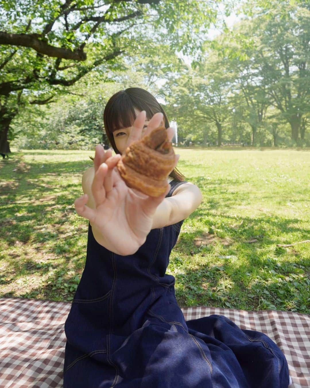 izu（出岡美咲）さんのインスタグラム写真 - (izu（出岡美咲）Instagram)「パン屋さんも、ピクニックも 単体でもそれぞれ大好きなのに この２つが重なるともう、大変。 私にとっては、これはもうフェスでした。  この日は、365日のパン。 プレーンなクロワッサンは売ってなかったので、 オレンジピール入りのものを。 他のパンたちも、すっごく美味しかった。 やっぱり、人気店。  2時間さくっと　だけでも お日様の下に居ると とびきり元気になりますね。  次に狙っているクロワッサンは...(乞うご期待)  #365日 #クロワッサン好き #ピクニック #picnic #東京パン屋 #クロワッサンメモ」5月8日 21時59分 - izu_stagram