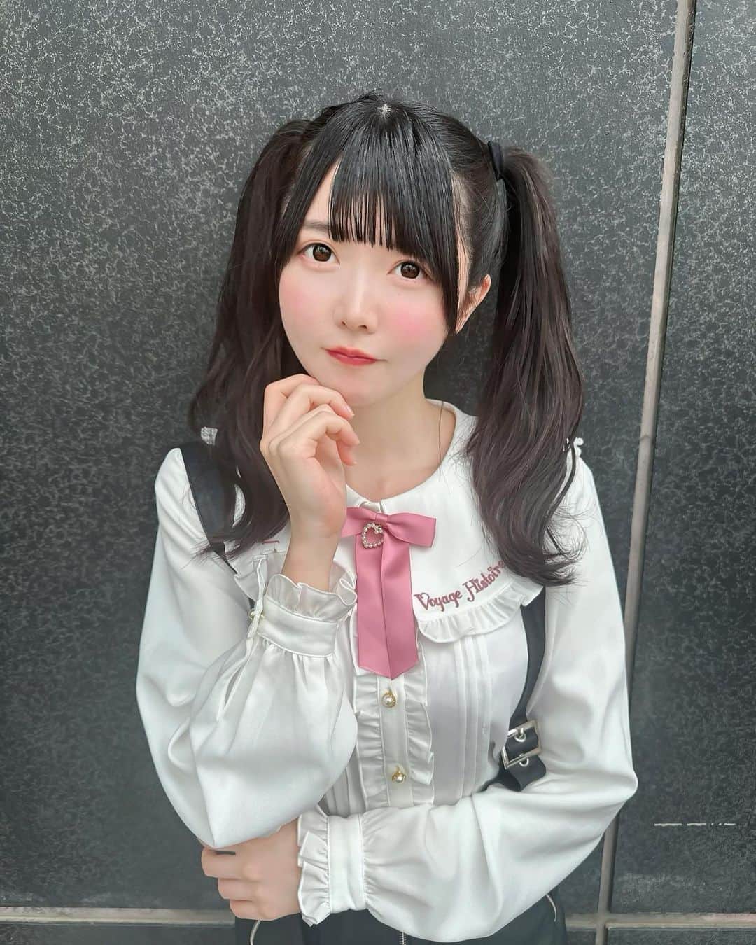 小野寺梓さんのインスタグラム写真 - (小野寺梓Instagram)「🎀🖤     女性限定イベントをしたので私服も女の子が喜んでくれるかな〜？っていう私服を着て行ったよ！見せる場面は無かったけど！ここで見せます🙆🏻‍♀️   #ツインテール  #twintail  #ウェーブ巻き  #黒髪  #黒髪ロング  #amavel  #blouse  #ブラウス  #ribbon  #リボン  #スカート  #skirt  #amilige #japanesegirl  #japanesemodel #攝影 #旅遊攝影 #拍攝 #寫真 #攝影日記 #人像攝影 #攝影師 #互惠 #拍照 #人像摄影 #攝影日常  #地雷  #地雷系女子」5月8日 21時59分 - onoderaco