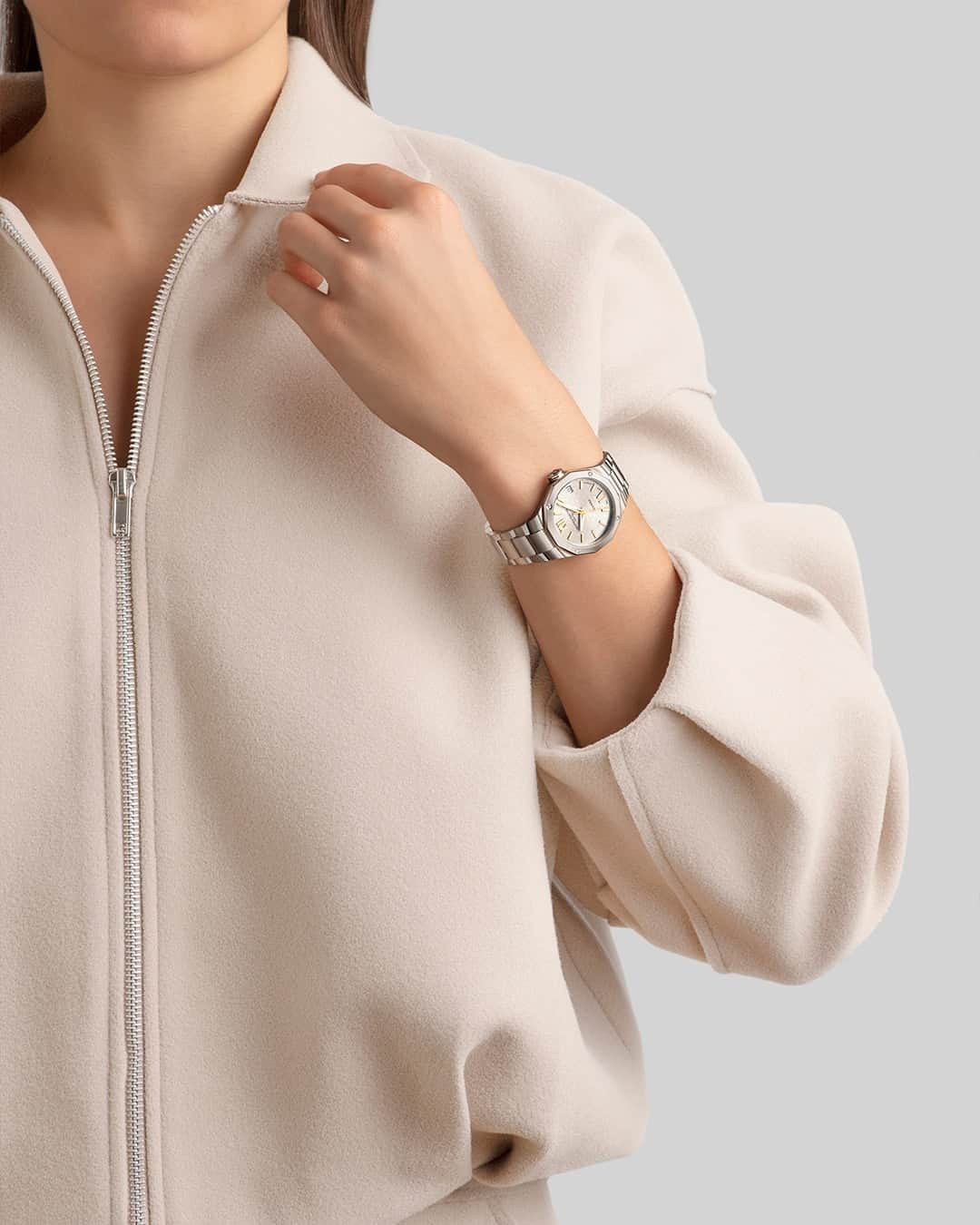 ボーンメルシーのインスタグラム：「Elegance reinvented with our new feminine version of the Riviera. -- Riviera 10730 33 mm, Automatic movement, Stainless steel case, sun satin-finished gilded dial, Diamond-set screws, Date aperture at 3 o'clock, Fast Strap technology - Interchangeable strap system. -- #BaumeetMercier  #Riviera  #Since73  #ShapingTime  #Watches #Watch #SwissMade #WatchOfTheDay #WatchesOfInstagram #WatchLover #WatchAddict #Horology #WatchCollector #DailyWatch #InstaWatch #WatchMaking」
