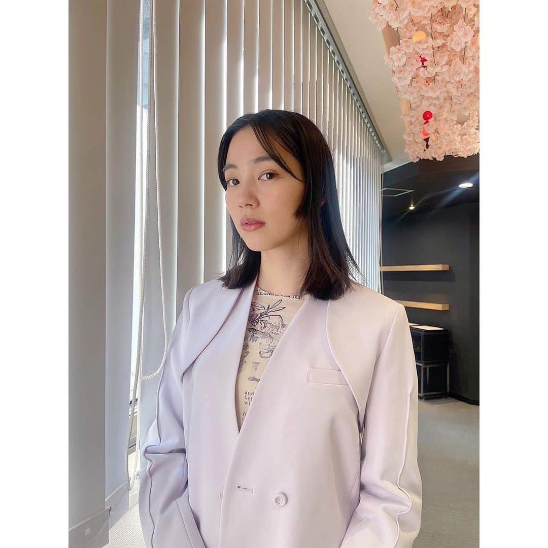 のん（能年玲奈）のインスタグラム：「お衣装✌️  Styling: @izumimachino Hair&Make up: Shie Kanno  #のんやろが #YouTube」