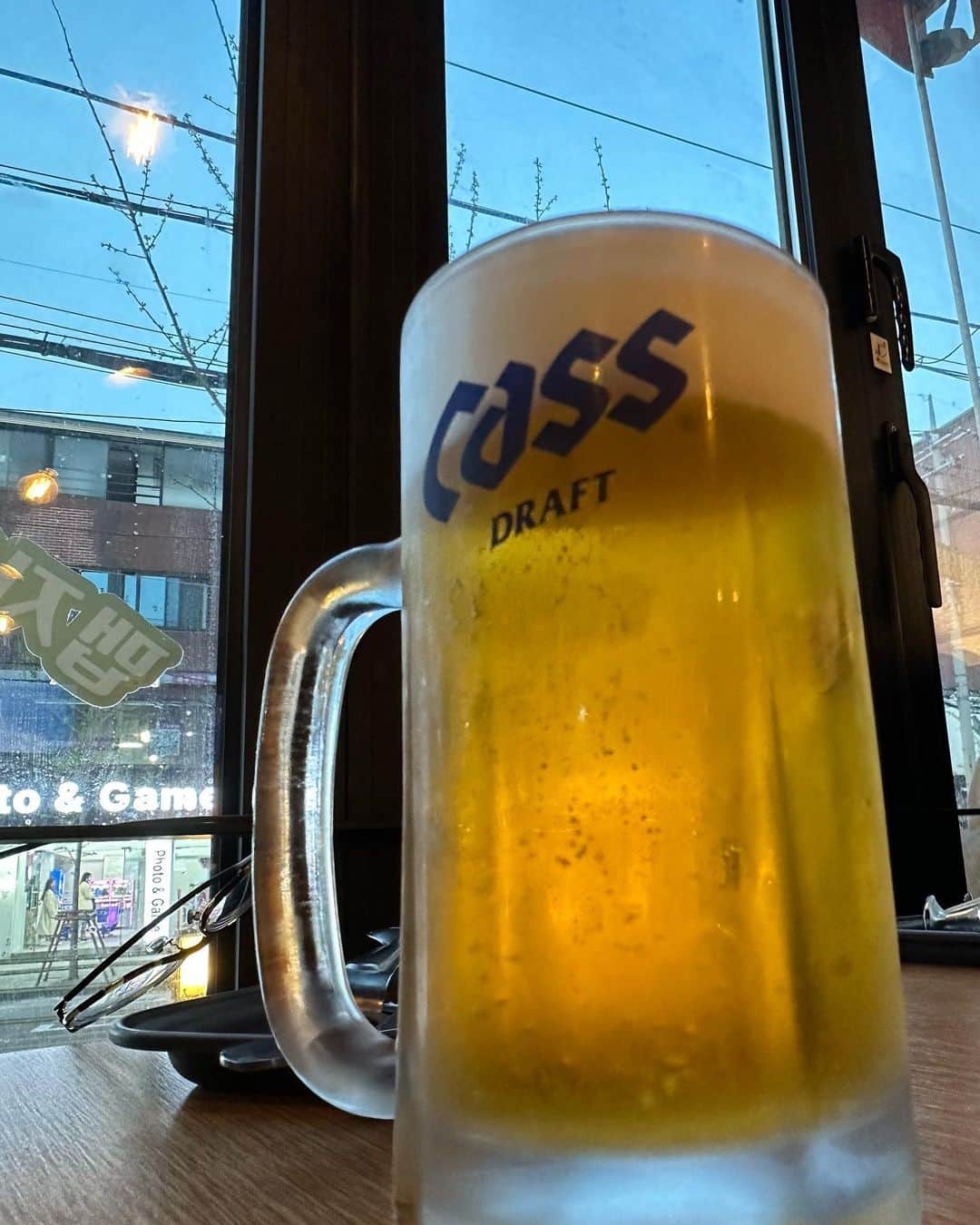 凸さんのインスタグラム写真 - (凸Instagram)「どこで飲んでもビールは美味い。 #ちょっと前の写真 #ビール #1口目が1番美味い #相棒はチキン #うますぎ #ほな #맥주 #맛있어요」5月8日 22時01分 - honmonotetsuya