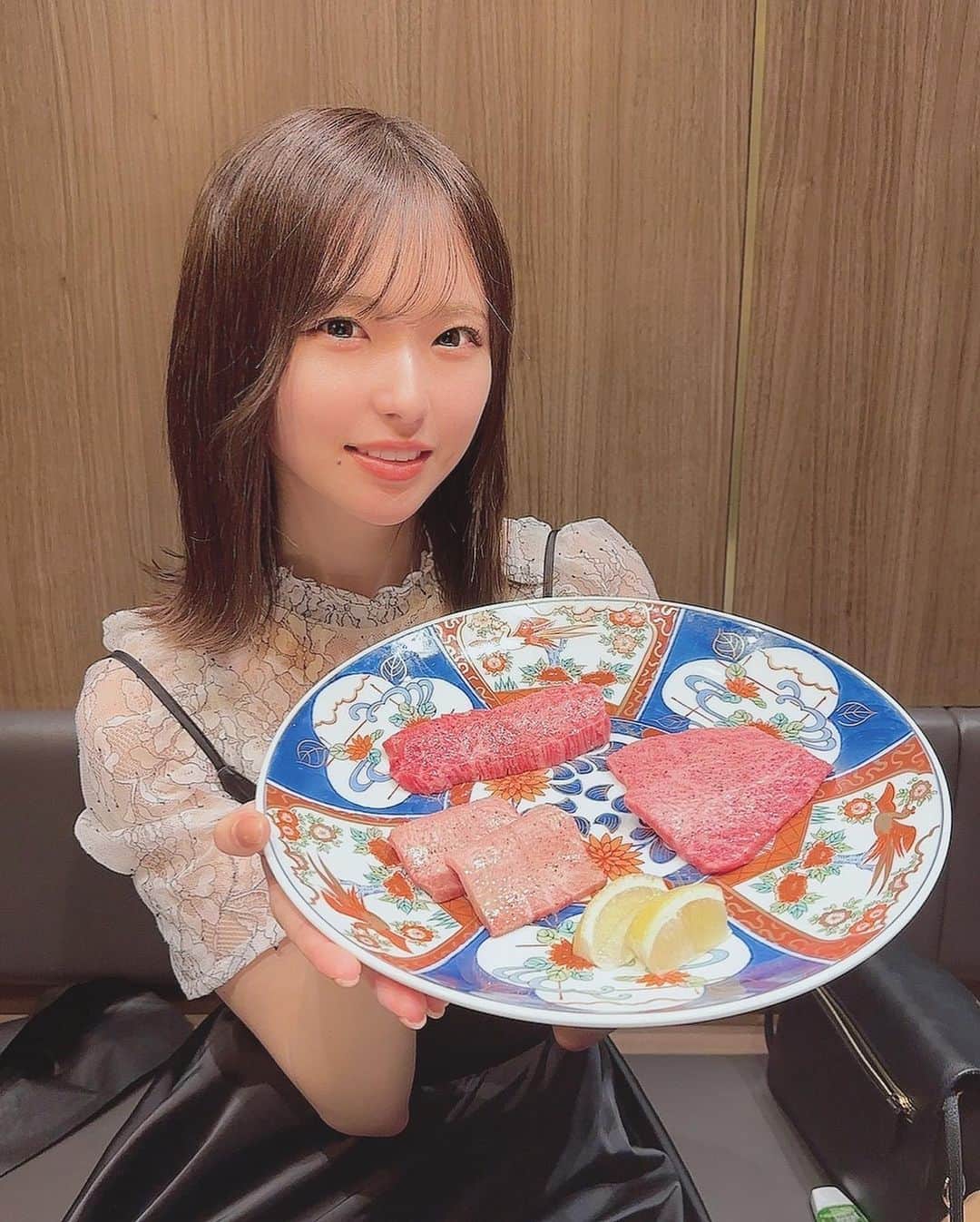 谷口彩菜さんのインスタグラム写真 - (谷口彩菜Instagram)「渋谷焼肉かみ山に行ってきました😌 . 4月1日オープンしたばかりで個室になっててゆっくりできて嬉しかった〜☺️ 雰囲気もとっても好きだった！ 今回かみ山コースを食べたよ！ 盛り付けもとっても素敵で 前菜から主役級の豪華さで 幸せを感じた🥺🤍 . 全部美味しかったけど かみ山焼きの専用のタレをたっぷり 絡めて食べるのが 特に美味しすぎてこれを食べるために また行きたいって思ってる🥲🥲！ (最後の動画のだよ〜♡) . 店員さんがメニューより詳しい説明を してくださって、ただ食べるだけじゃなくて 丁寧に対応してくださったり さらに食べるのが楽しみになったり そういうところも居心地よかった〜🥲🤍 大切な人と行くのも ご褒美として行くのもいいなって 思えたので行ってみてね😌 また行きたい、、、♡ . PR @shibuya_kamiyama #渋谷焼肉かみ山 #渋谷焼肉 #神泉グルメ #神泉ディナー #渋谷居酒屋」5月8日 22時01分 - taniguchi_ayana