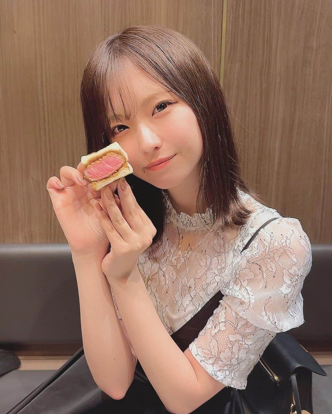 谷口彩菜さんのインスタグラム写真 - (谷口彩菜Instagram)「渋谷焼肉かみ山に行ってきました😌 . 4月1日オープンしたばかりで個室になっててゆっくりできて嬉しかった〜☺️ 雰囲気もとっても好きだった！ 今回かみ山コースを食べたよ！ 盛り付けもとっても素敵で 前菜から主役級の豪華さで 幸せを感じた🥺🤍 . 全部美味しかったけど かみ山焼きの専用のタレをたっぷり 絡めて食べるのが 特に美味しすぎてこれを食べるために また行きたいって思ってる🥲🥲！ (最後の動画のだよ〜♡) . 店員さんがメニューより詳しい説明を してくださって、ただ食べるだけじゃなくて 丁寧に対応してくださったり さらに食べるのが楽しみになったり そういうところも居心地よかった〜🥲🤍 大切な人と行くのも ご褒美として行くのもいいなって 思えたので行ってみてね😌 また行きたい、、、♡ . PR @shibuya_kamiyama #渋谷焼肉かみ山 #渋谷焼肉 #神泉グルメ #神泉ディナー #渋谷居酒屋」5月8日 22時01分 - taniguchi_ayana