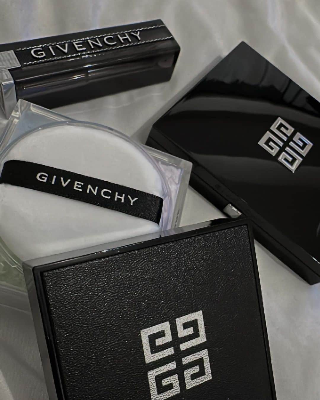 UESUGIRINAのインスタグラム：「GIVENCHY🖤  @givenchybeauty の4色パウダーが めっちゃ良くてお気に入り🫧  プレゼントでいただいたものって 新しい発見ができて嬉しい👼🏽🩶  ▽ POWDER : プリズム・リーブル No.1    #givenchy #givenchybeauty」
